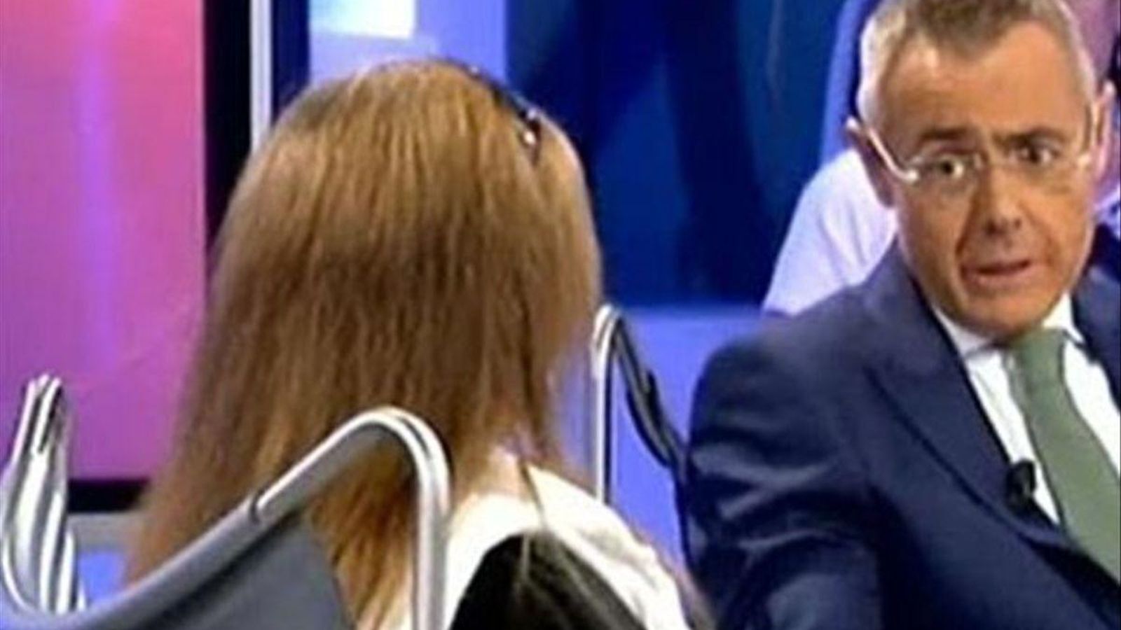 Jordi González hablando con la madre de ‘El Cuco’ en ‘La Noria’.