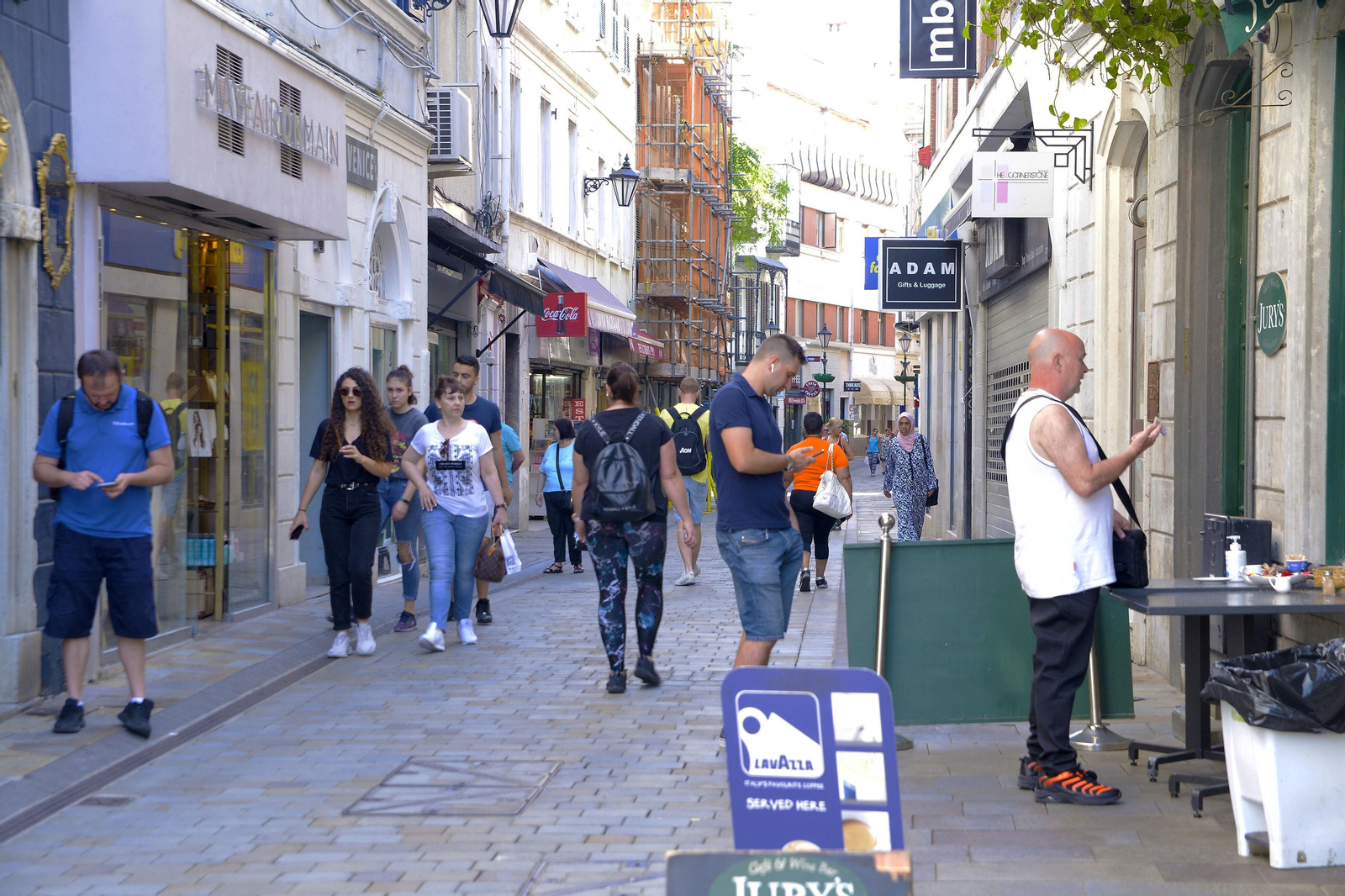 Ambiente en una calle de Gibraltar.