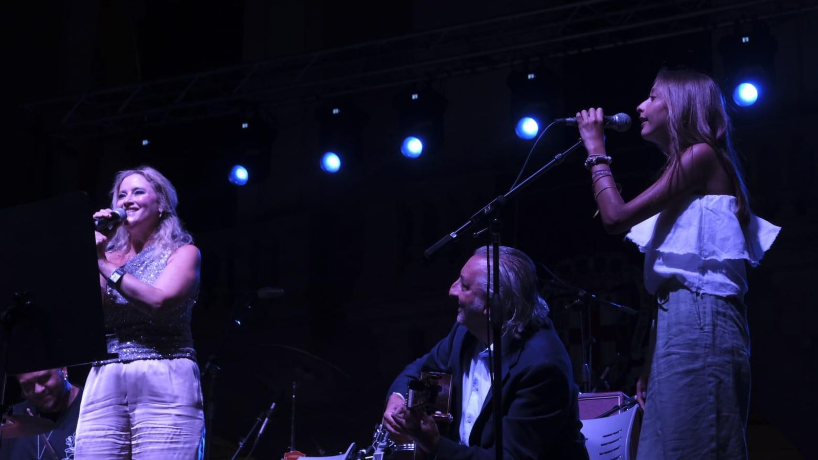 La mujer e hija del pregonero se unieron a él en el escenenario para homenajear a Almería