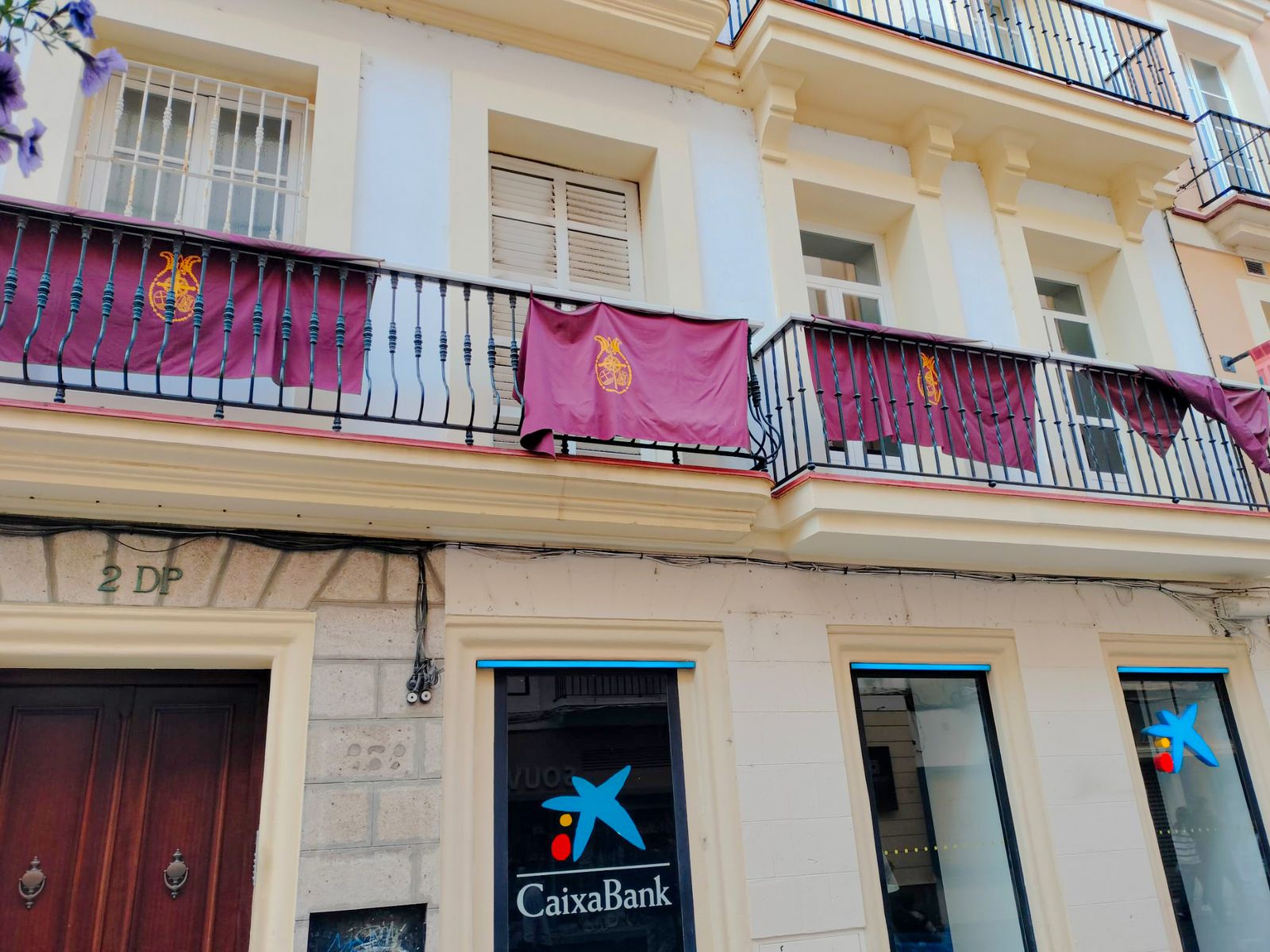 Un mes después. Calle Nueva