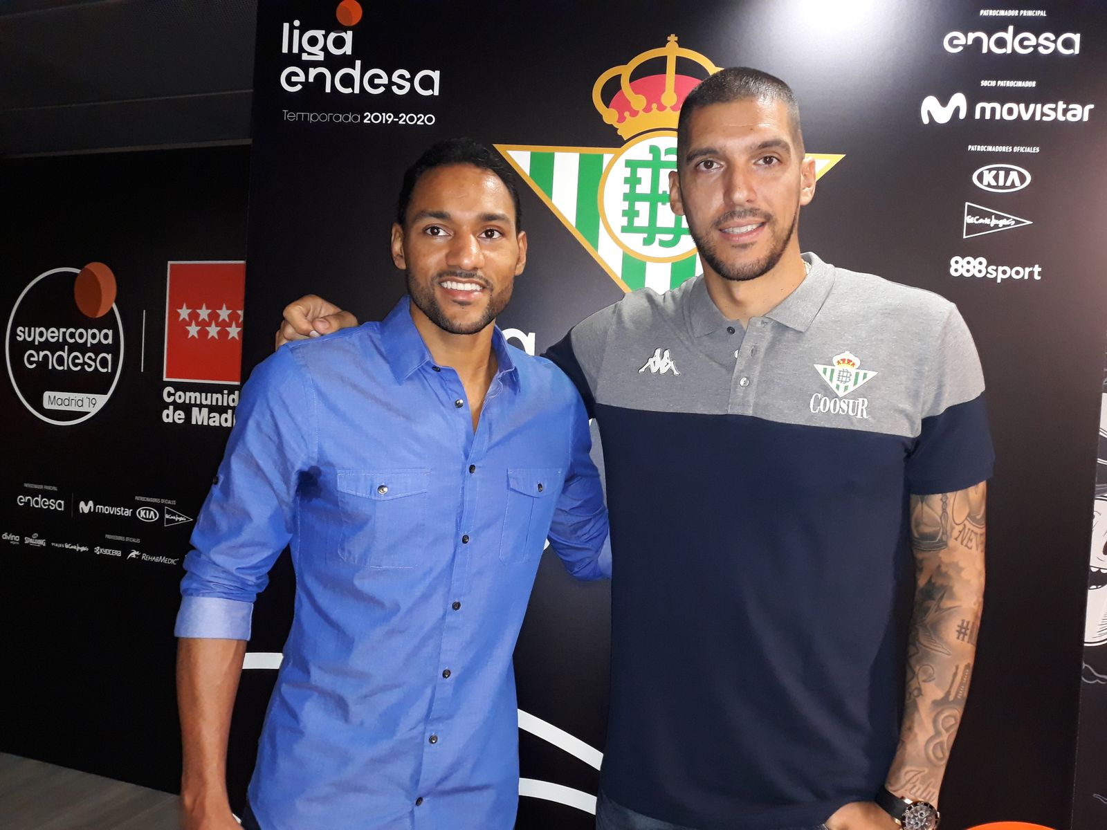 El jugador del UCAM Murcia Sadiel Rojas y Nacho Martín posan juntos durante la presentación de la Liga Endesa.