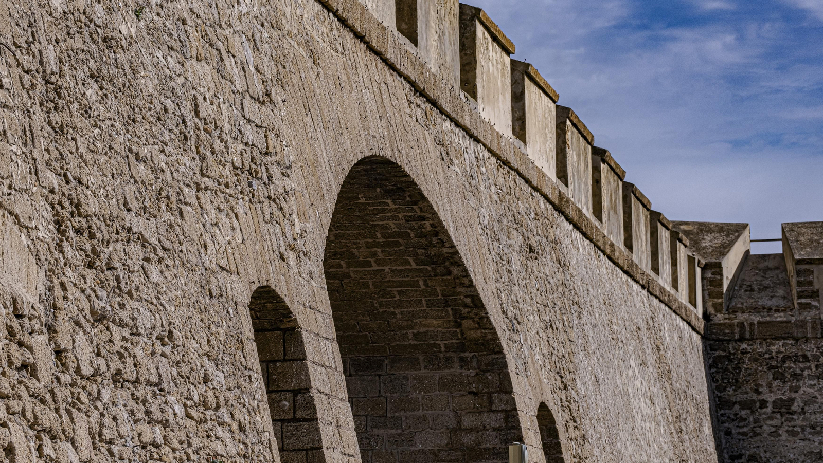 Estado del lienzo de muralla de las Puertas de Tierra de Cádiz.