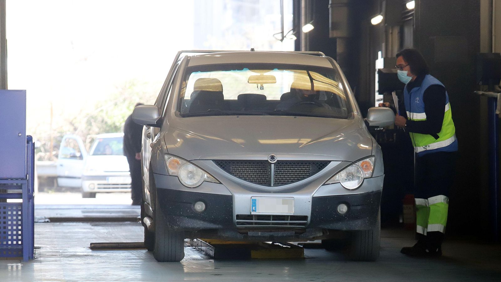 Un técnico inspecciona un vehículo en Francisco Montenegro.
