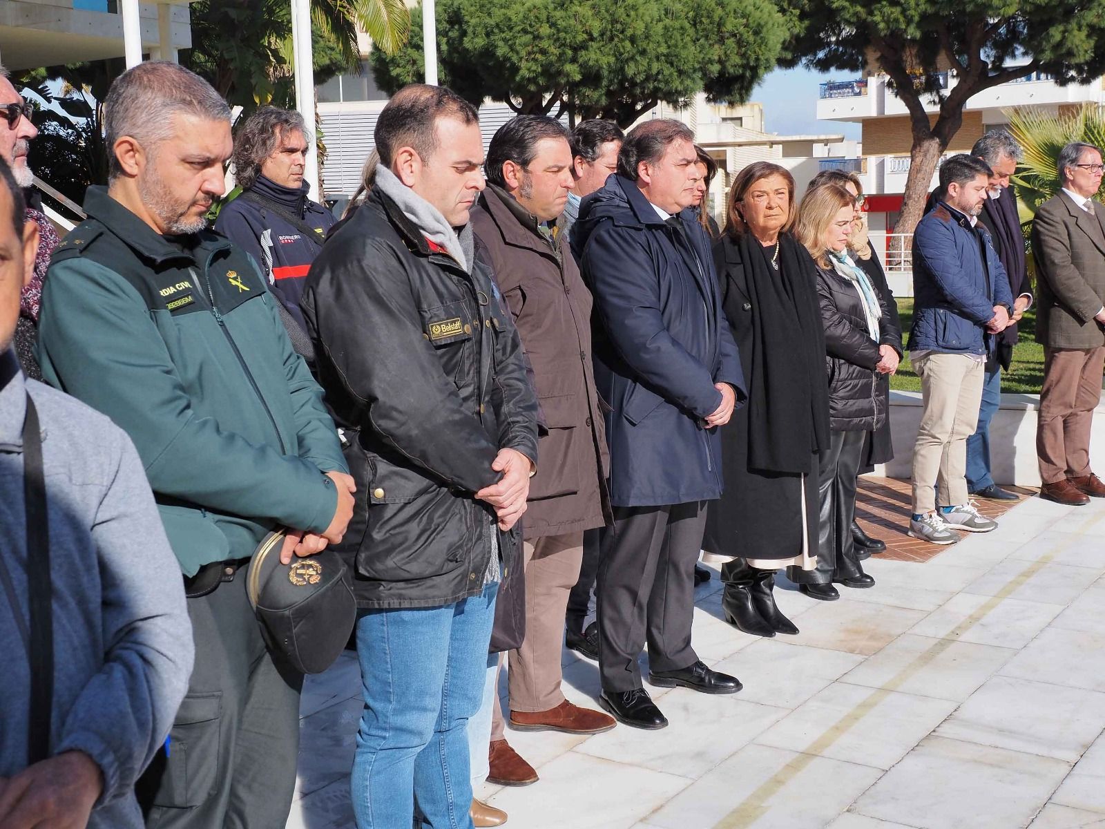 Las imágenes de la concentración silenciosa en Punta Umbría por los cinco fallecidos en el accidente de Adamuz
