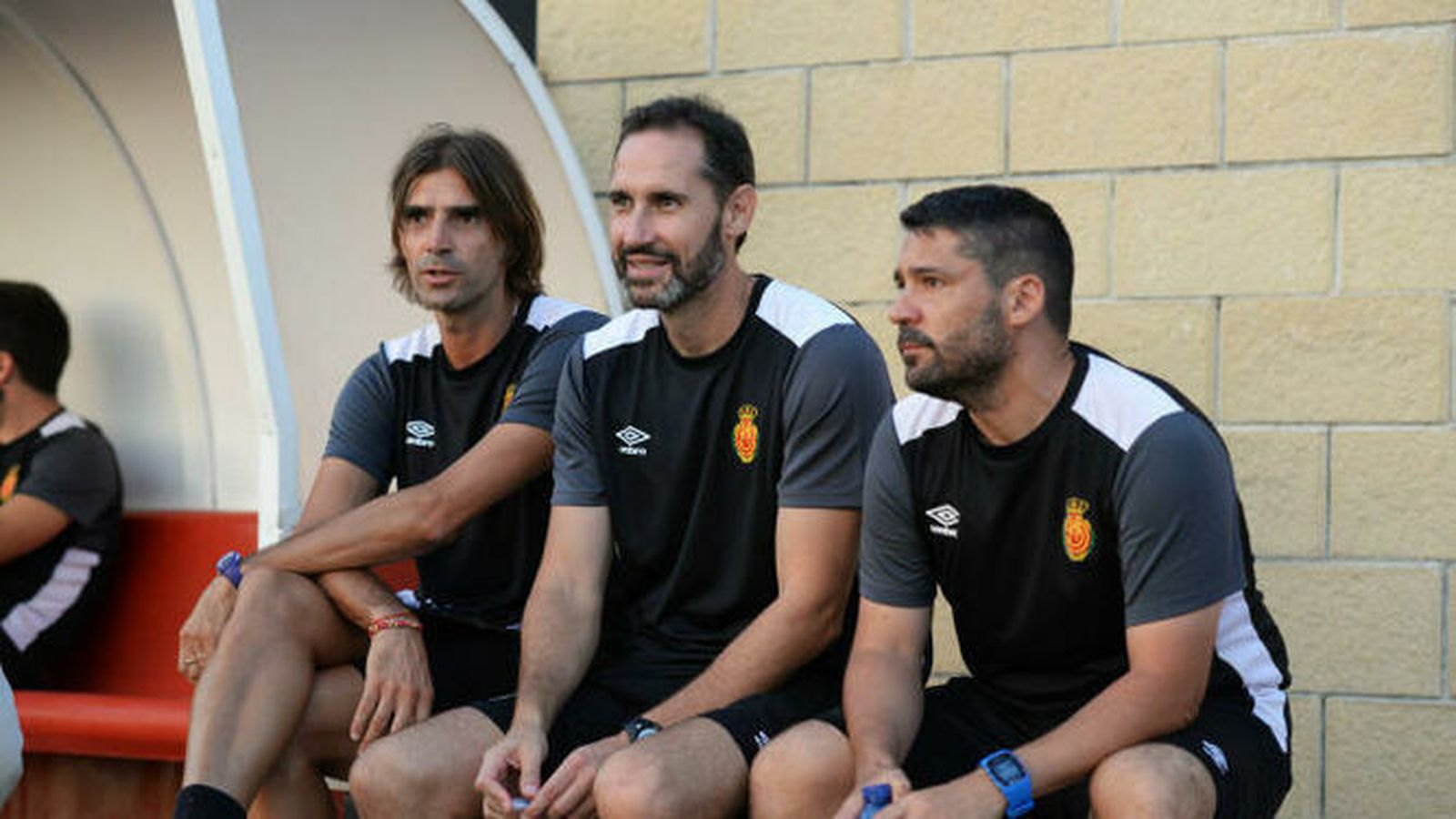 Dani Pedín, en el banquillo junto a Moreno y Pastor.