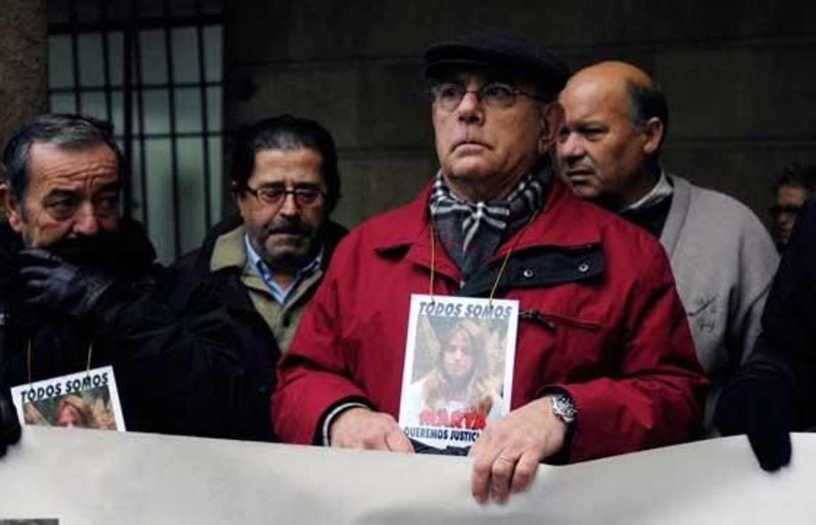 Miembros de la plataforma 'Todos somos Marta' a las puertas de los Juzgados.

Foto: Manuel Gómez