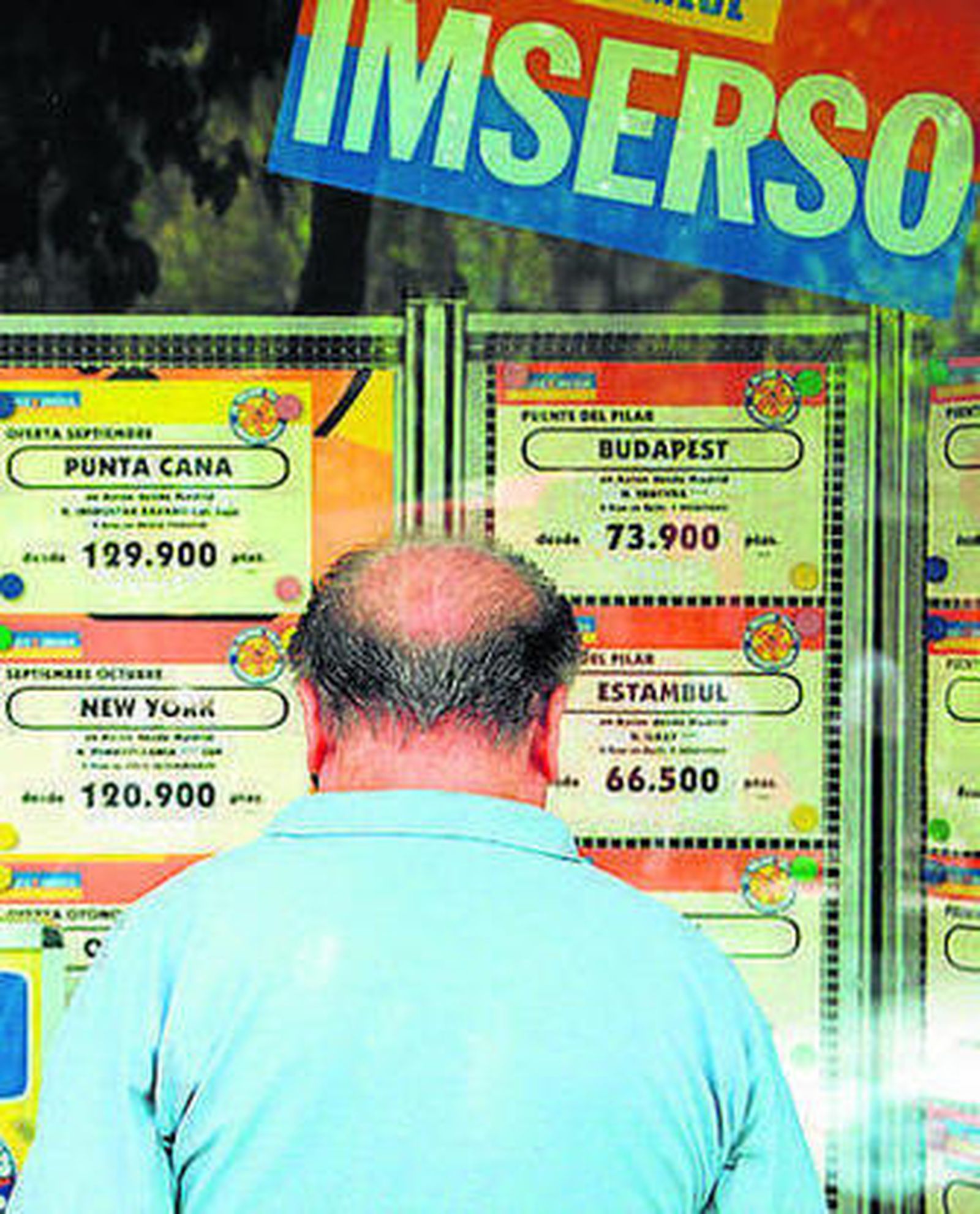 Un hombre ve varias ofertas.