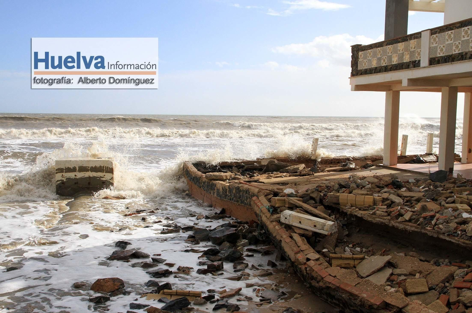 Imágenes de la visita de Rajoy y Susana Díaz a la playa de La Antilla