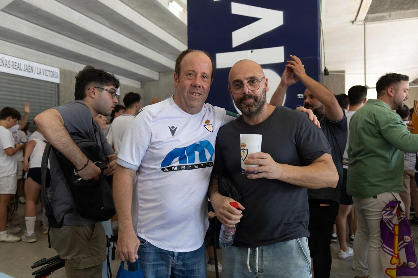 El épico recibimiento de la afición lagarta al Real Jaén, en imágenes