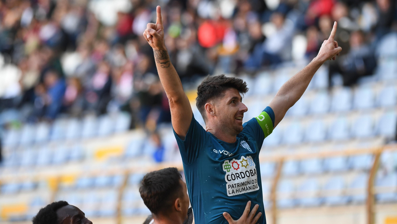 Javi Flores, capitán del Córdoba CF, celebra su gol a la Cultural y Deportiva Leonesa.