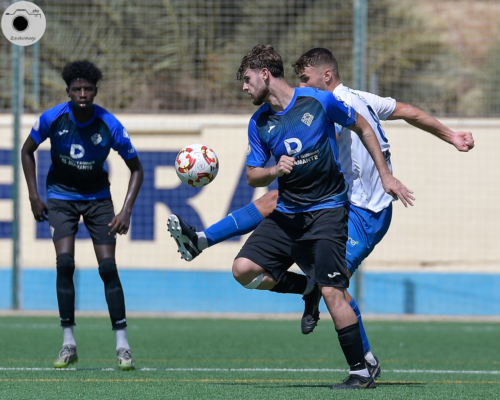 Dani Ibarra, quien se perderá el encuentro por sanción, disputa un balón durante la última salida de los almerienses.