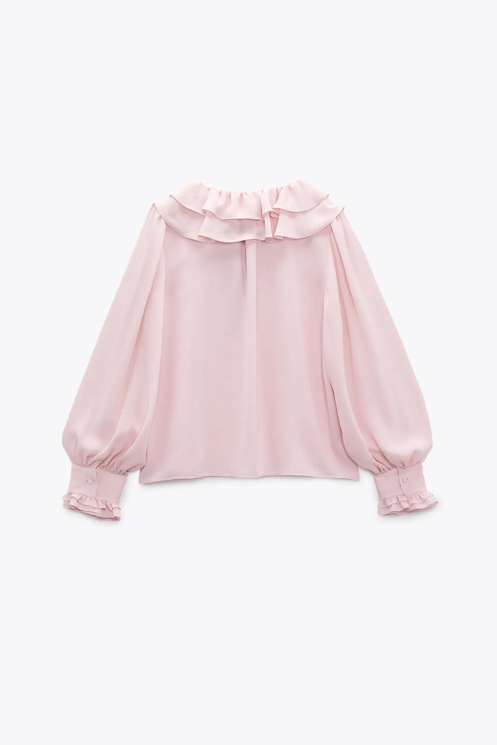 La blusa rosa con lazada de Zara.