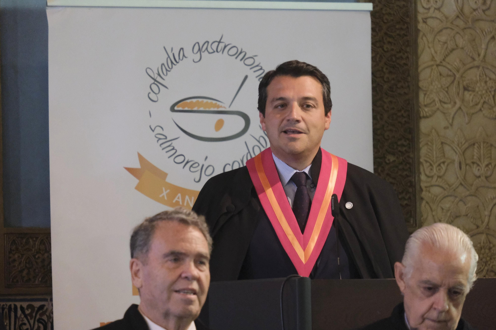 El alcalde de Córdoba es investido Cofrade de Honor de la Cofradía del Salmorejo, en imágenes