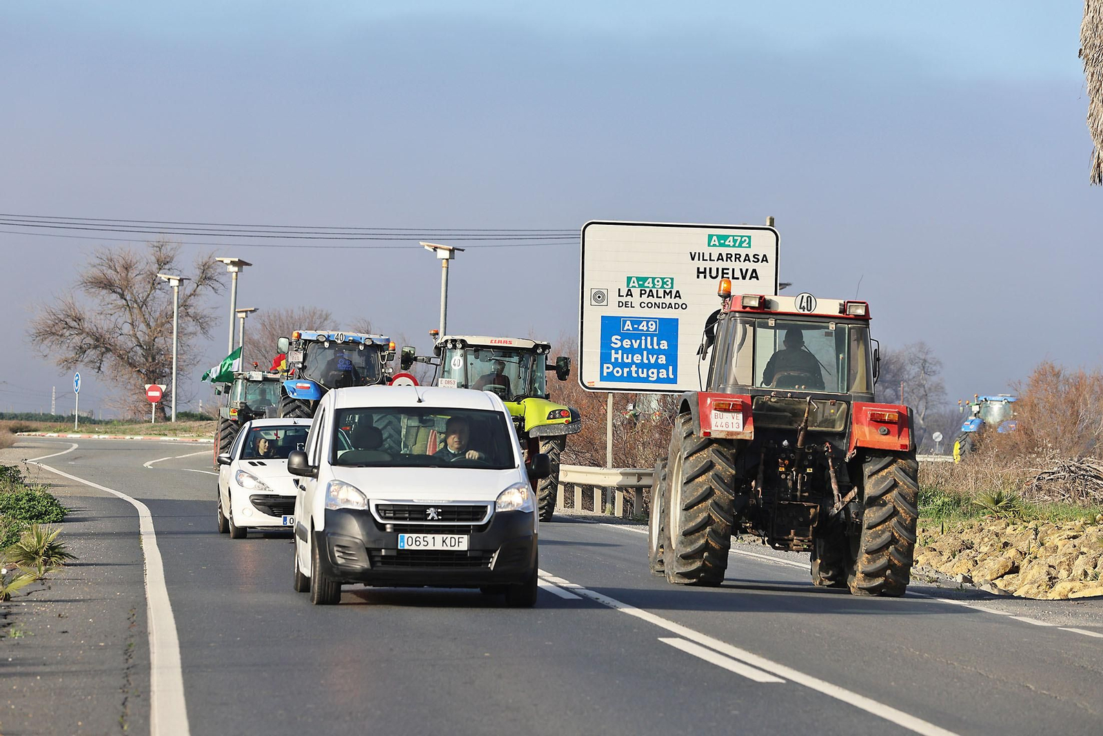 Las imágenes de la tractorada de los agricultores de Huelva este martes