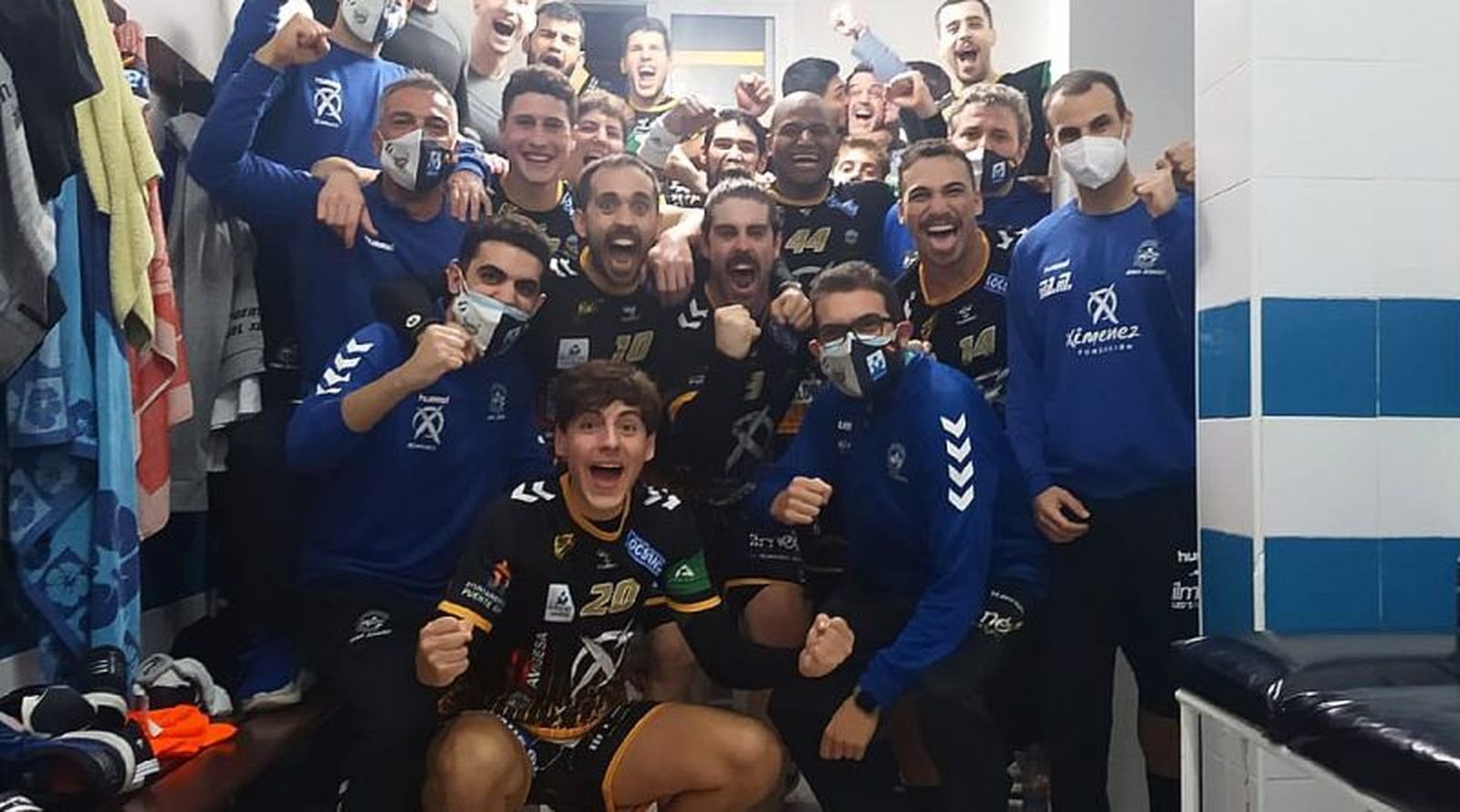 Los jugadores del Ángel Ximénez celebran en el vestuario la victoria sobre el Bidasoa.