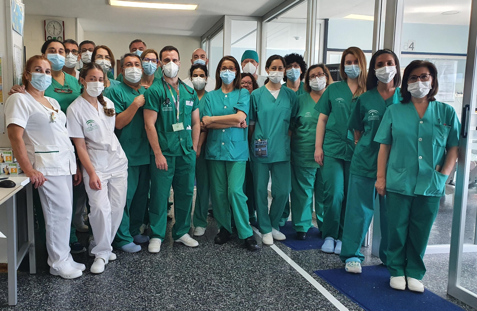 Parte del personal de la UCI del hospital Punta de Europa de Algeciras