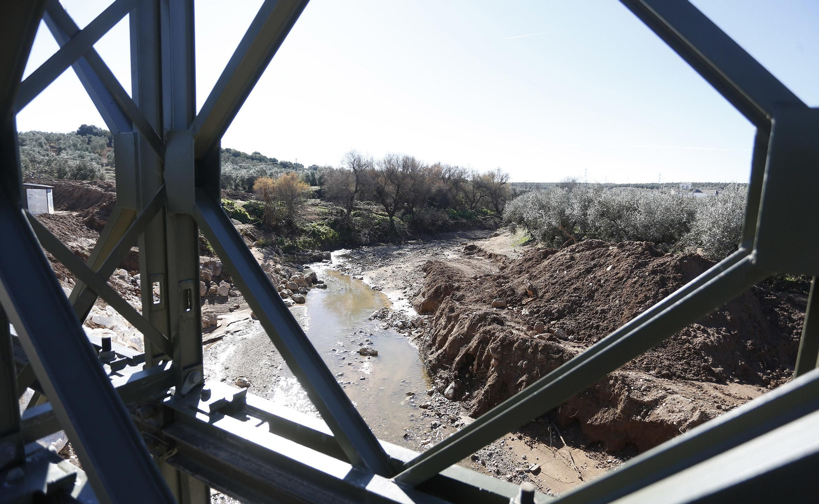 La visita de la ministra de Defensa a los puentes de Casariche y El Rubio, en imágenes