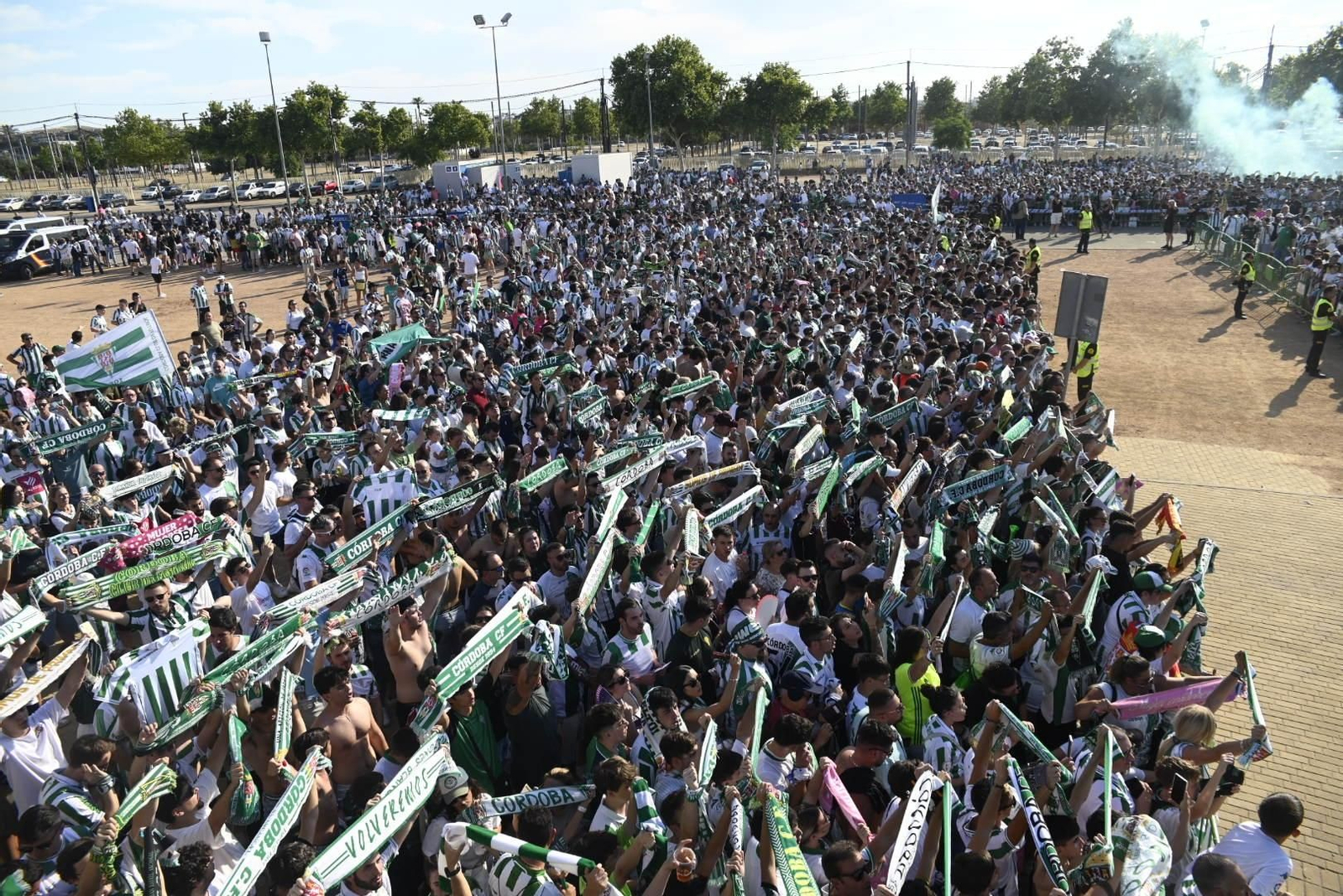Las mejores imágenes del espectacular recibimiento a los jugadores del Córdoba CF antes de la final por el ascenso