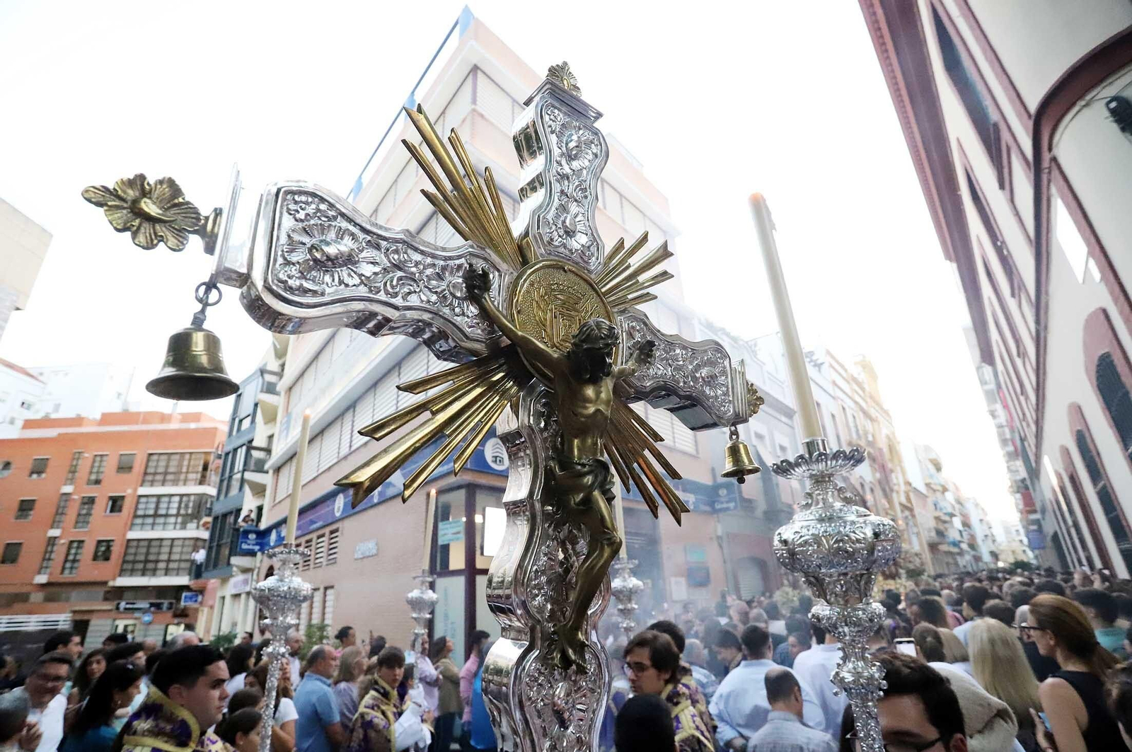 Imágenes de la procesión de la Virgen de la Amargura por las calles de Huelva