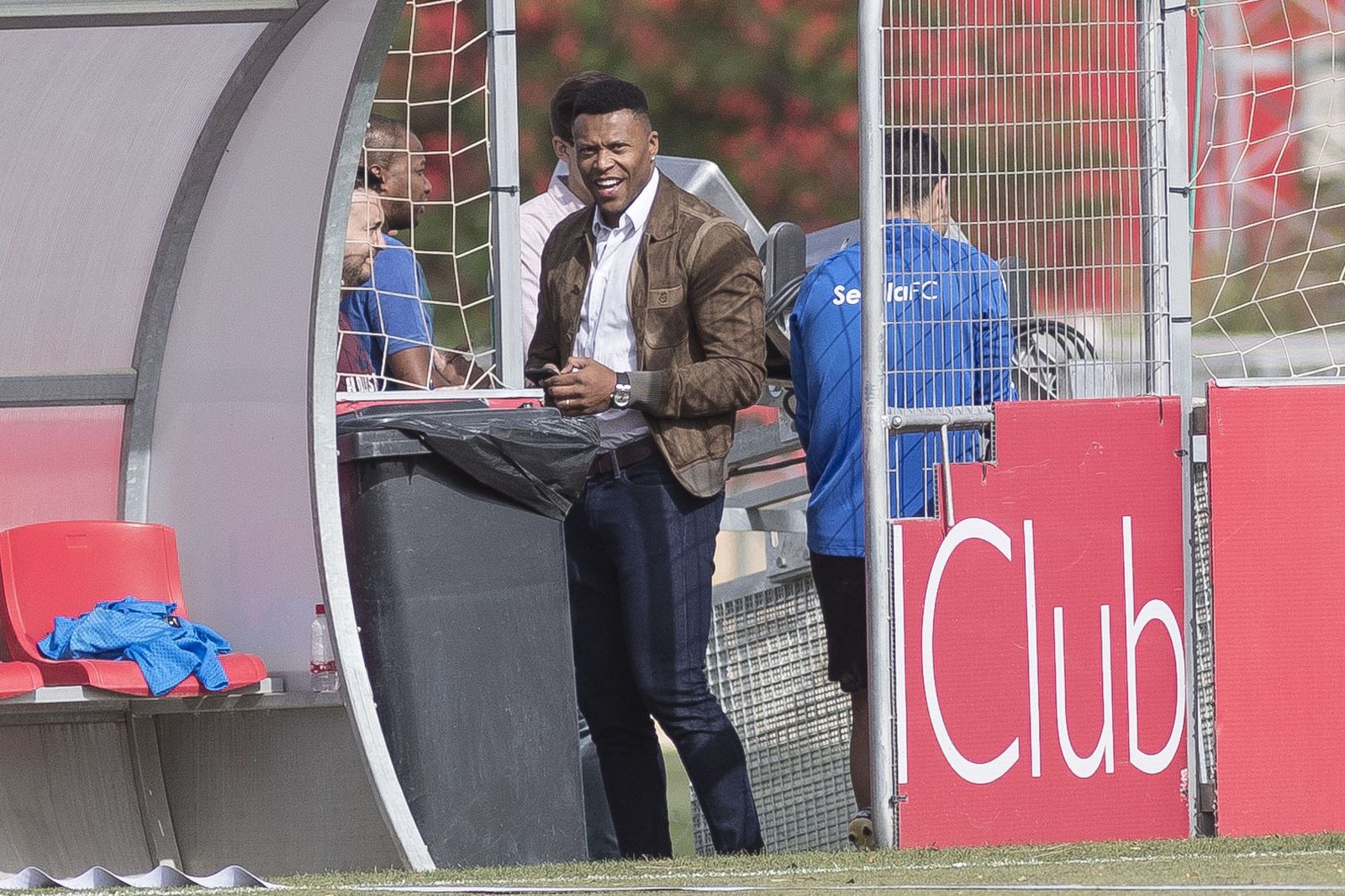 Julio Baptista, presenciando el entrenamiento del Sevilla