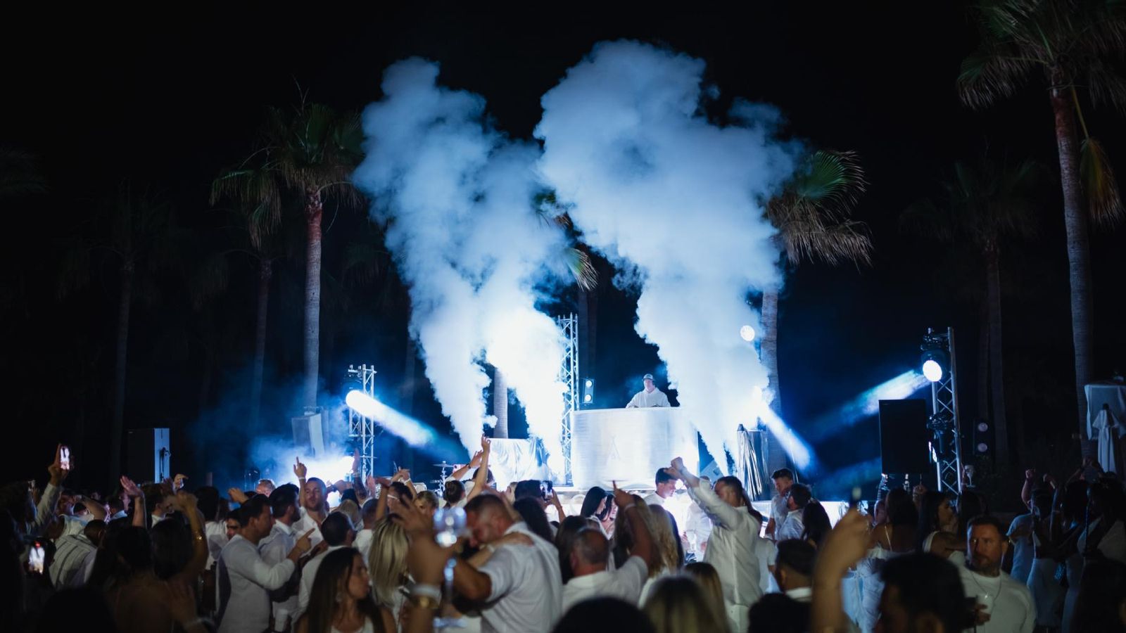 La fiesta llega hasta la noche en Nikki Beach. La fiesta llega hasta la noche en Nikki Beach.