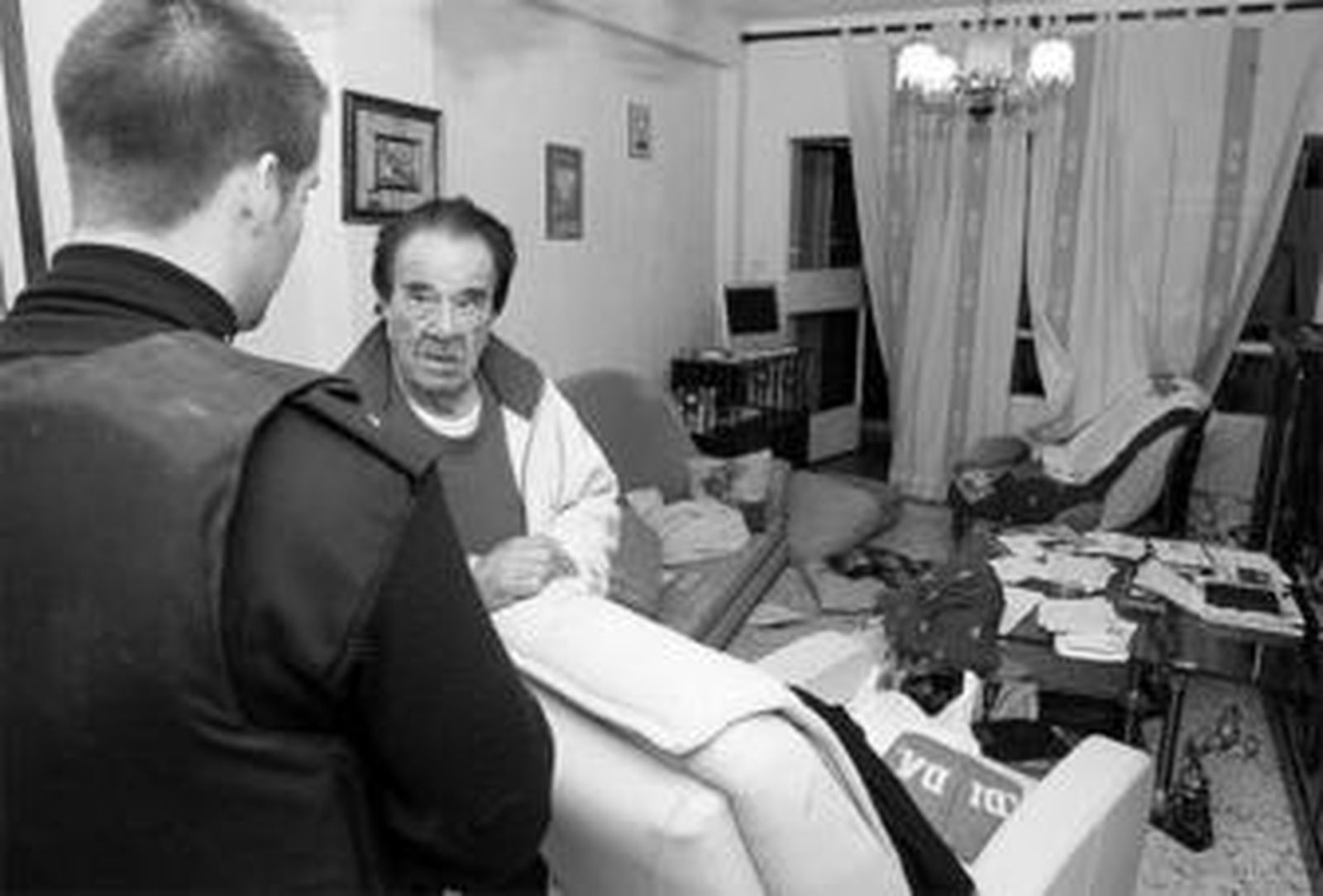 Una agente de la Policía Nacional habla con Herrero, anoche, en su vivienda en Virgen del Carmen.