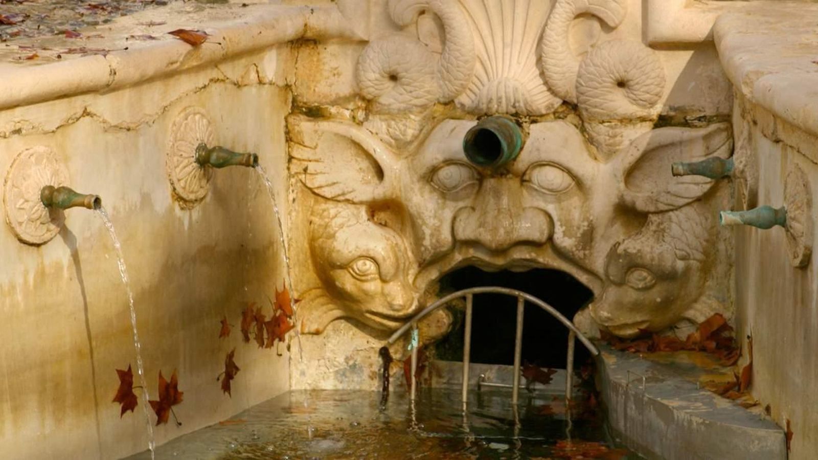 Impresionantes rostros fantasmagóricos custodian los caños Impresionantes rostros fantasmagóricos custodian los caños