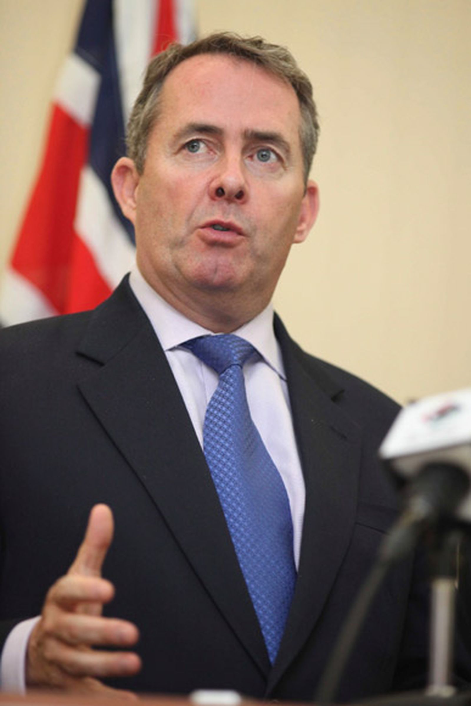 Dimite el ministro de Defensa británico por otorgar trato de favor a un amigo suyo