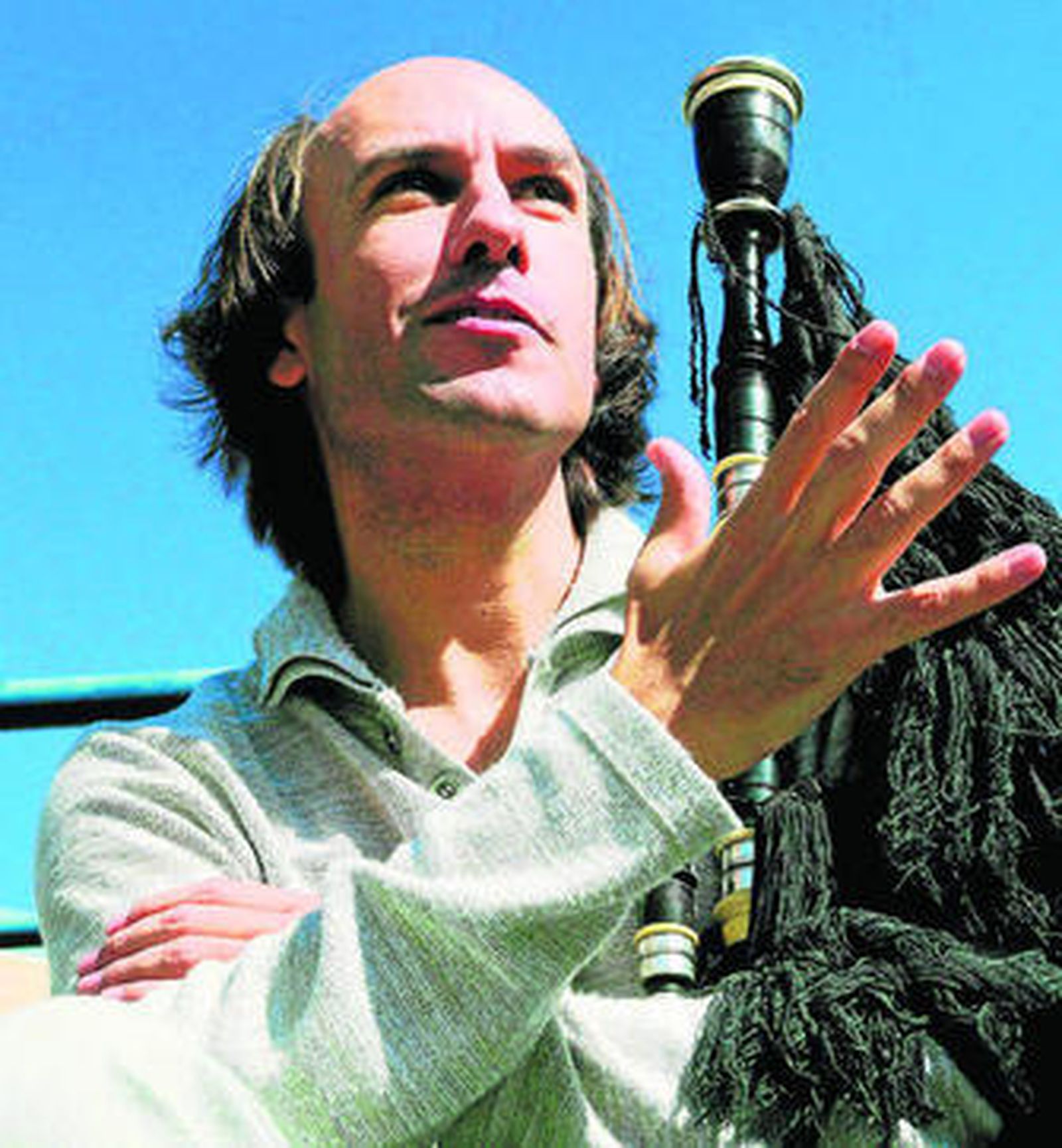 Una imagen del músico y su instrumento.