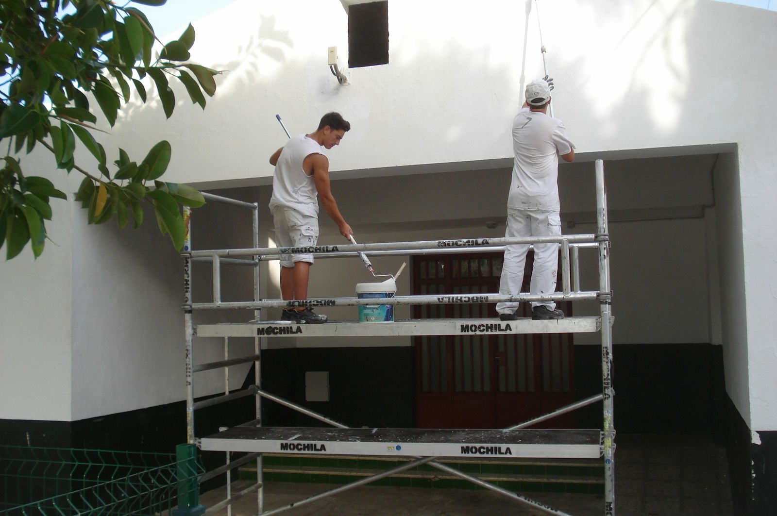 Trabajos de pintura en un colegio de la ciudad, en una imagen de archivo.
