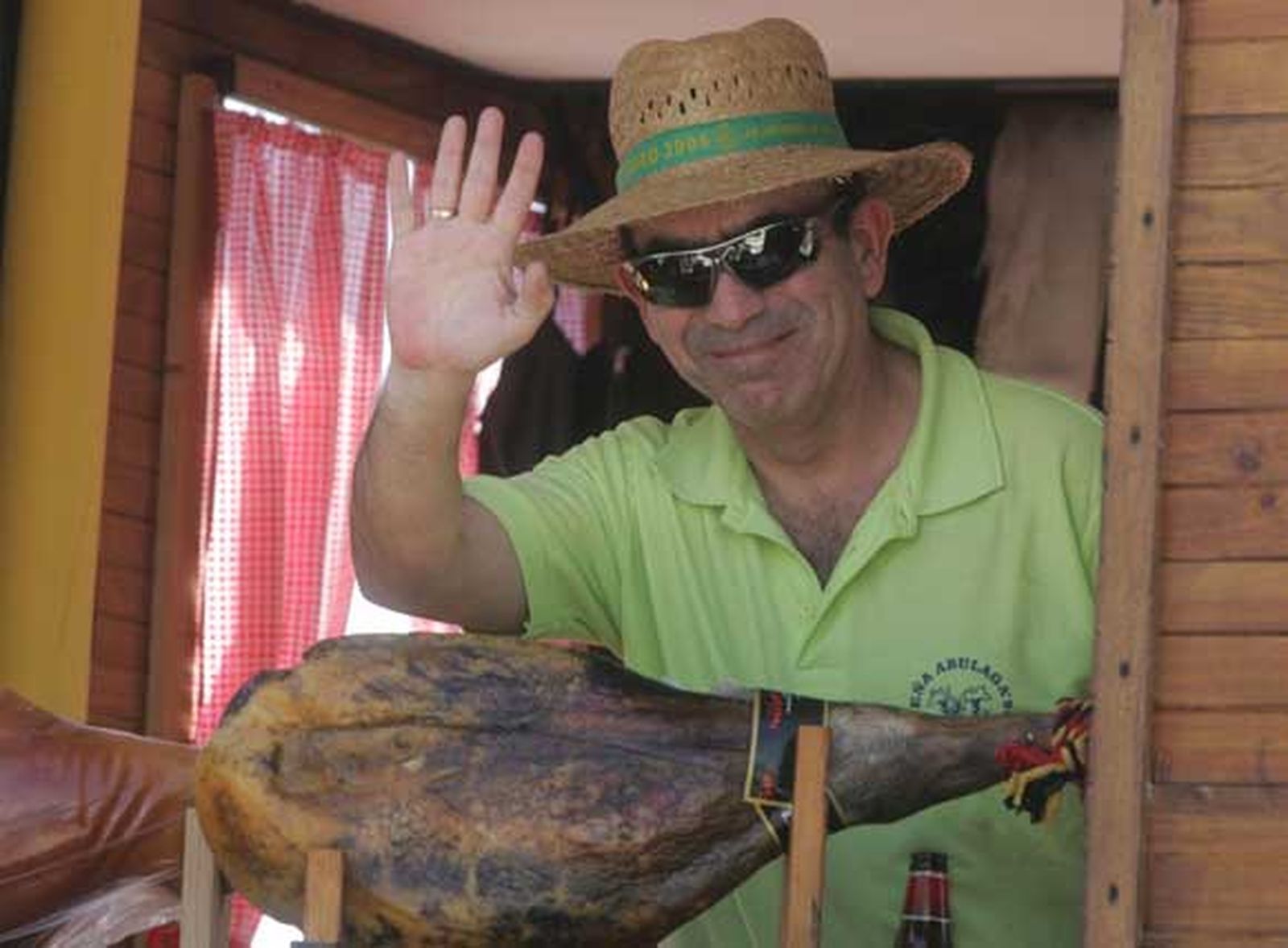 El almuerzo campestre marca la jornada en la Montera del Torero. La hermandad agradece la cada vez mayor afluencia de personas a la misa en honor al patrón./Fotos:José María Quiñones