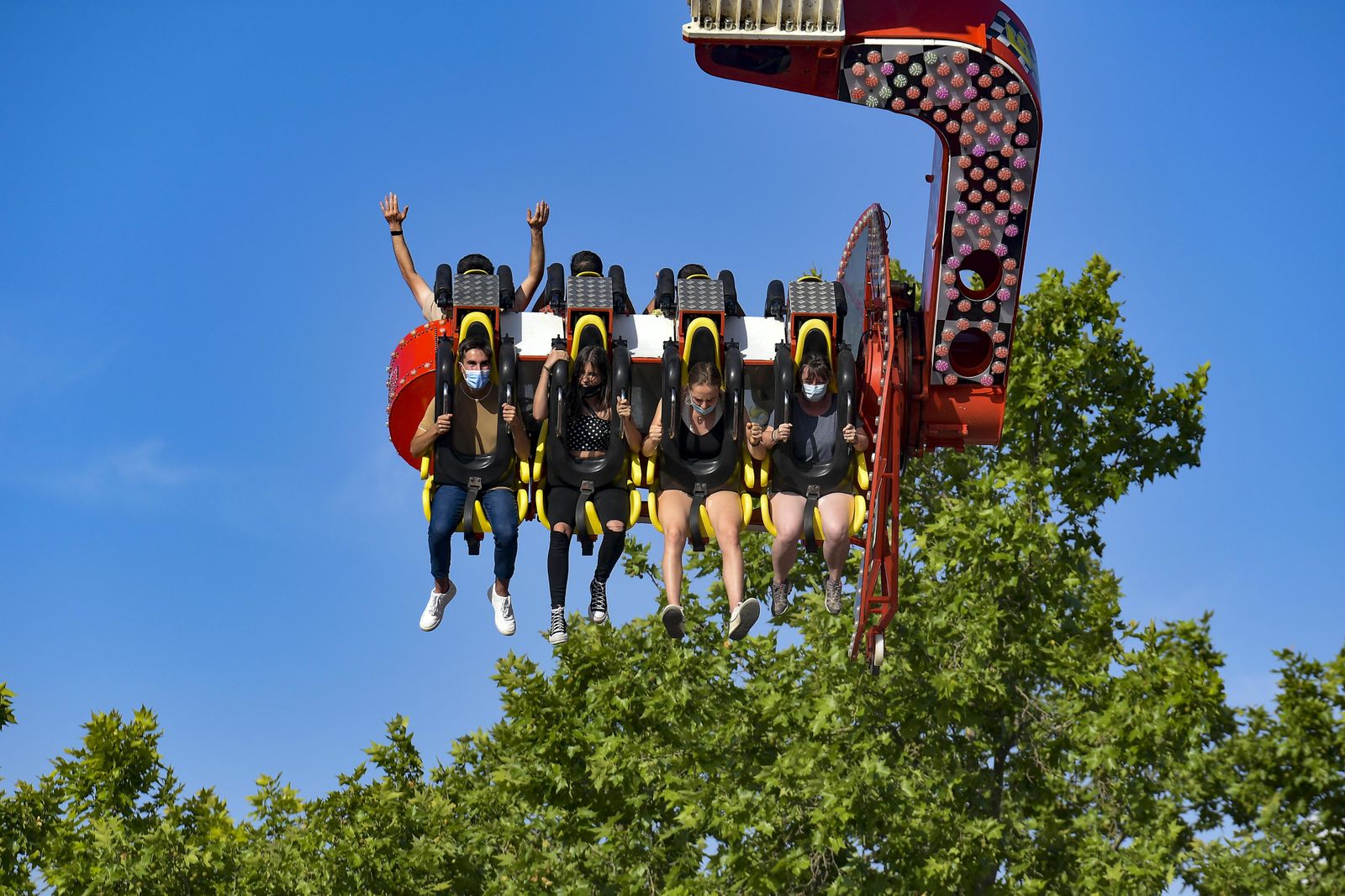 Atracciones de feria, columpios, niños y vida en el Corpus 2021