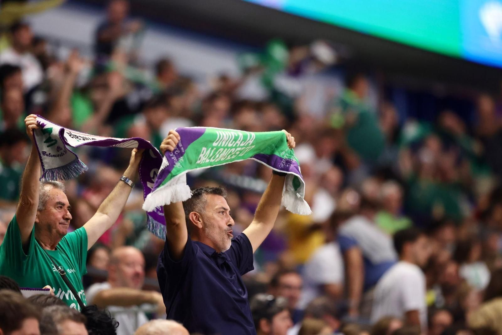 La afición del Unicaja anima ante el Lenovo Tenerife.