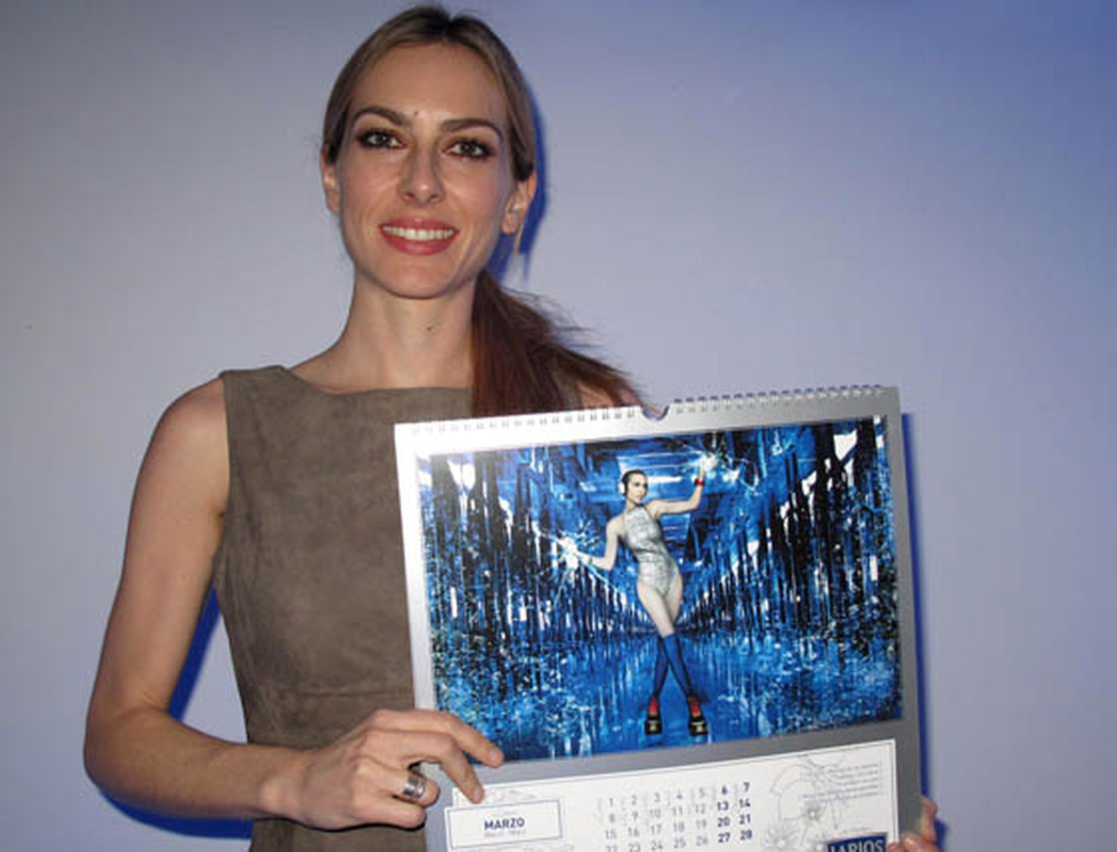 La actriz Kira Miró, con el calendario en el que posa ilustrando el mes de marzo.

Foto: Victoria Ramírez