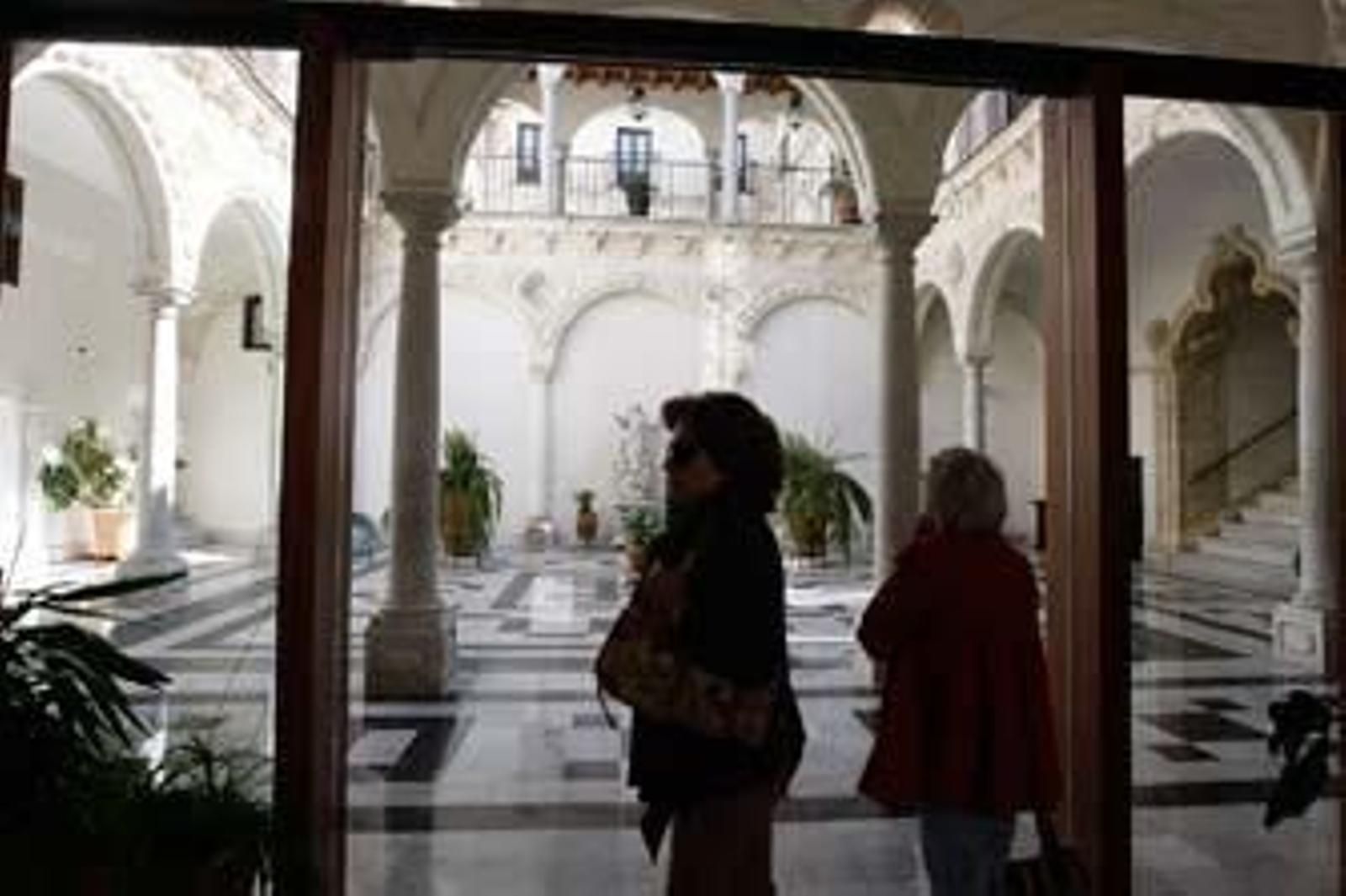 Dos mujeres contemplan el patio de entrada del edificio del Obispado. /Vanesa Lobo