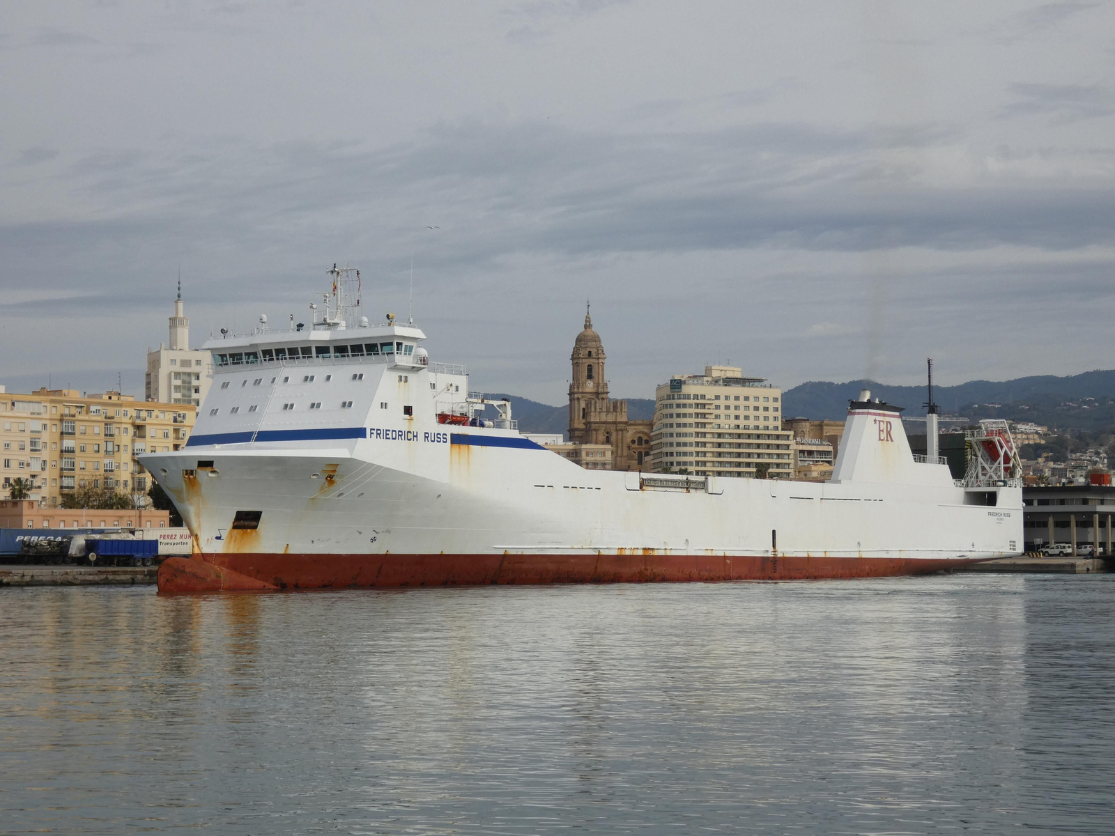 El 'Friedrich Russ' atracado en el muelle número cuatro tras su llegada el domingo.