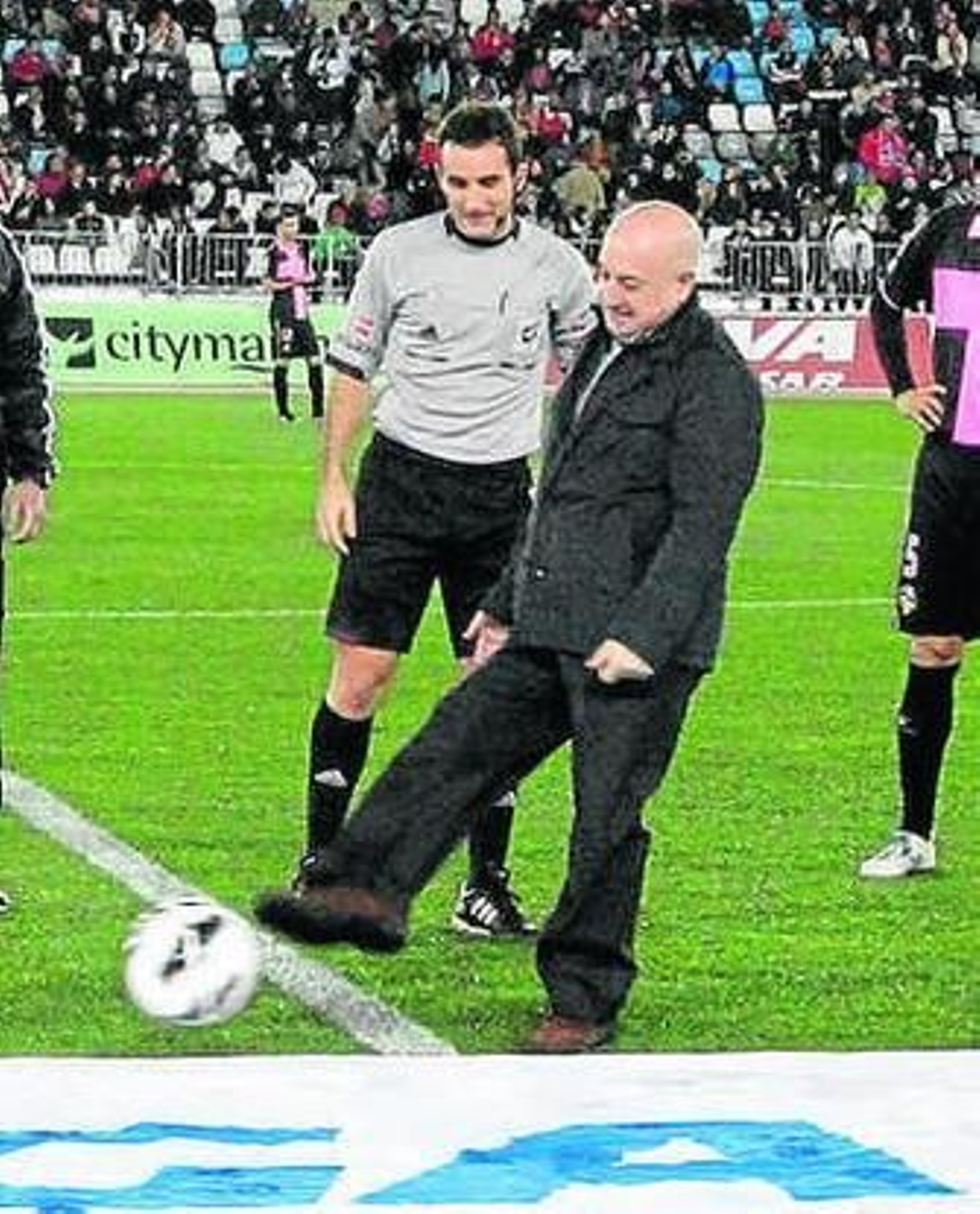 Andújar realiza el saque de honor.