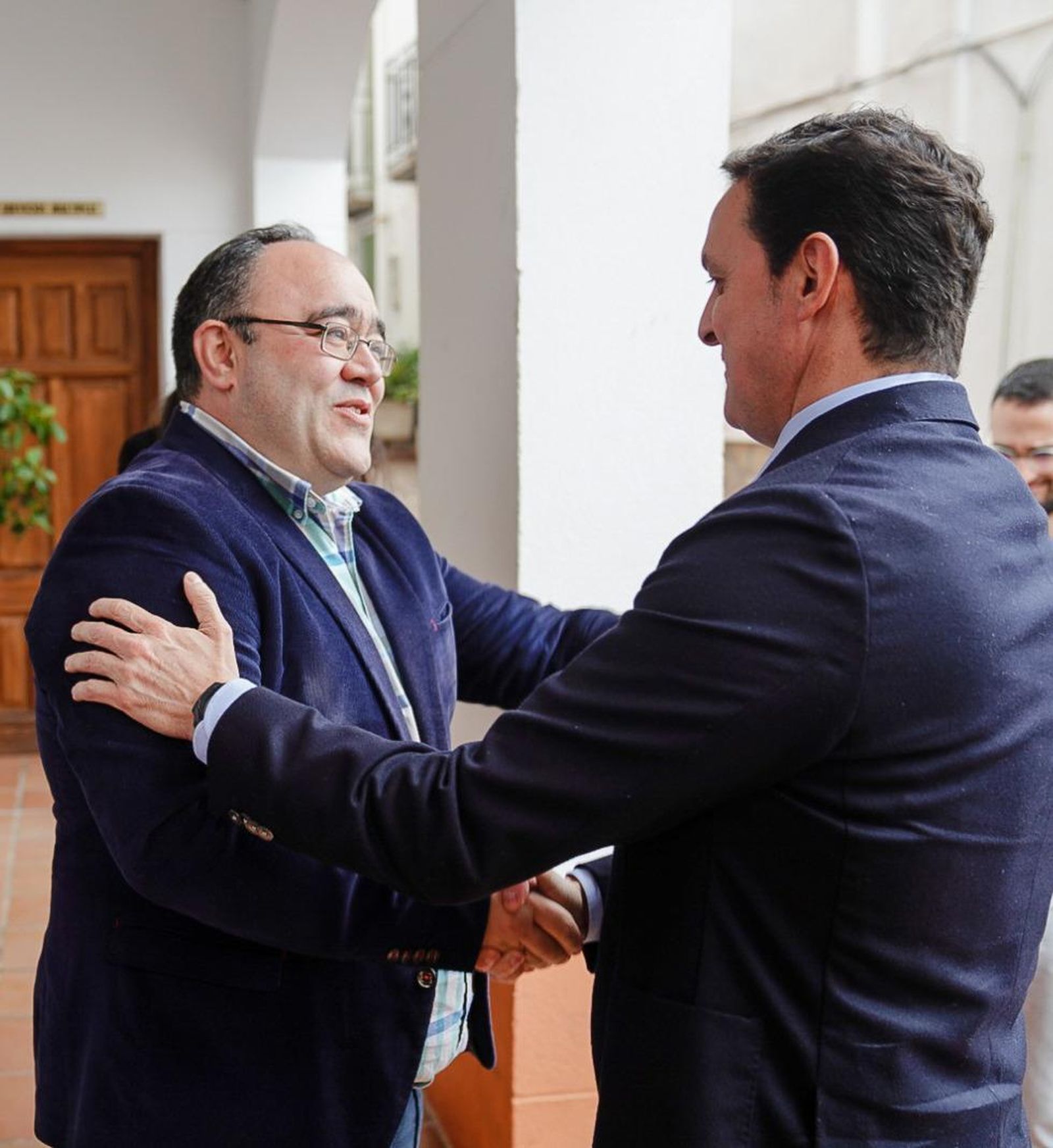 El alcalde saluda al presidente provincial del PP, Javier Aureliano García.