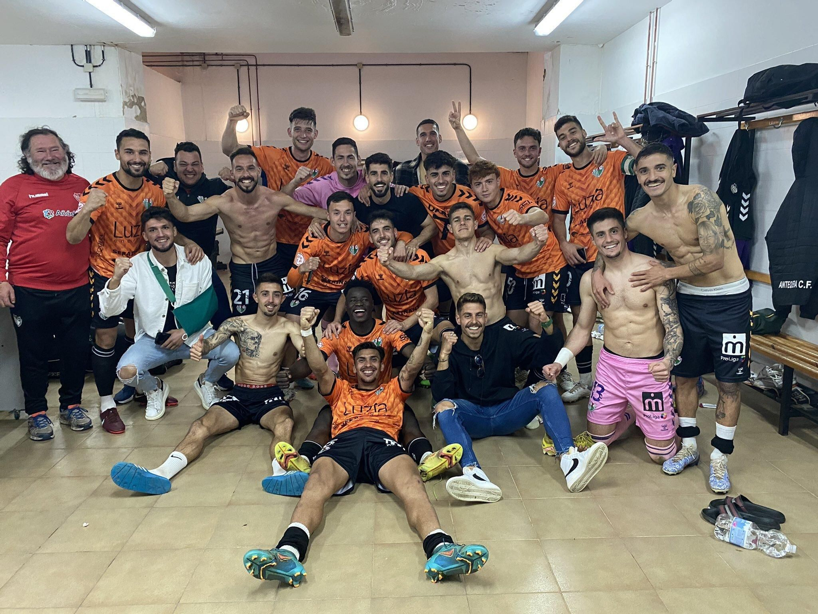 Los jugadores del Antequera celebran una de las muchas victorias que han sumado esta temporada.