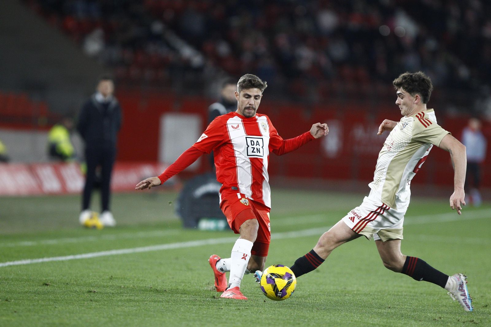 La U.D. Almería se impone por 1-0 al C.D. Mirandés y alcanza la segunda plaza, en imágenes
