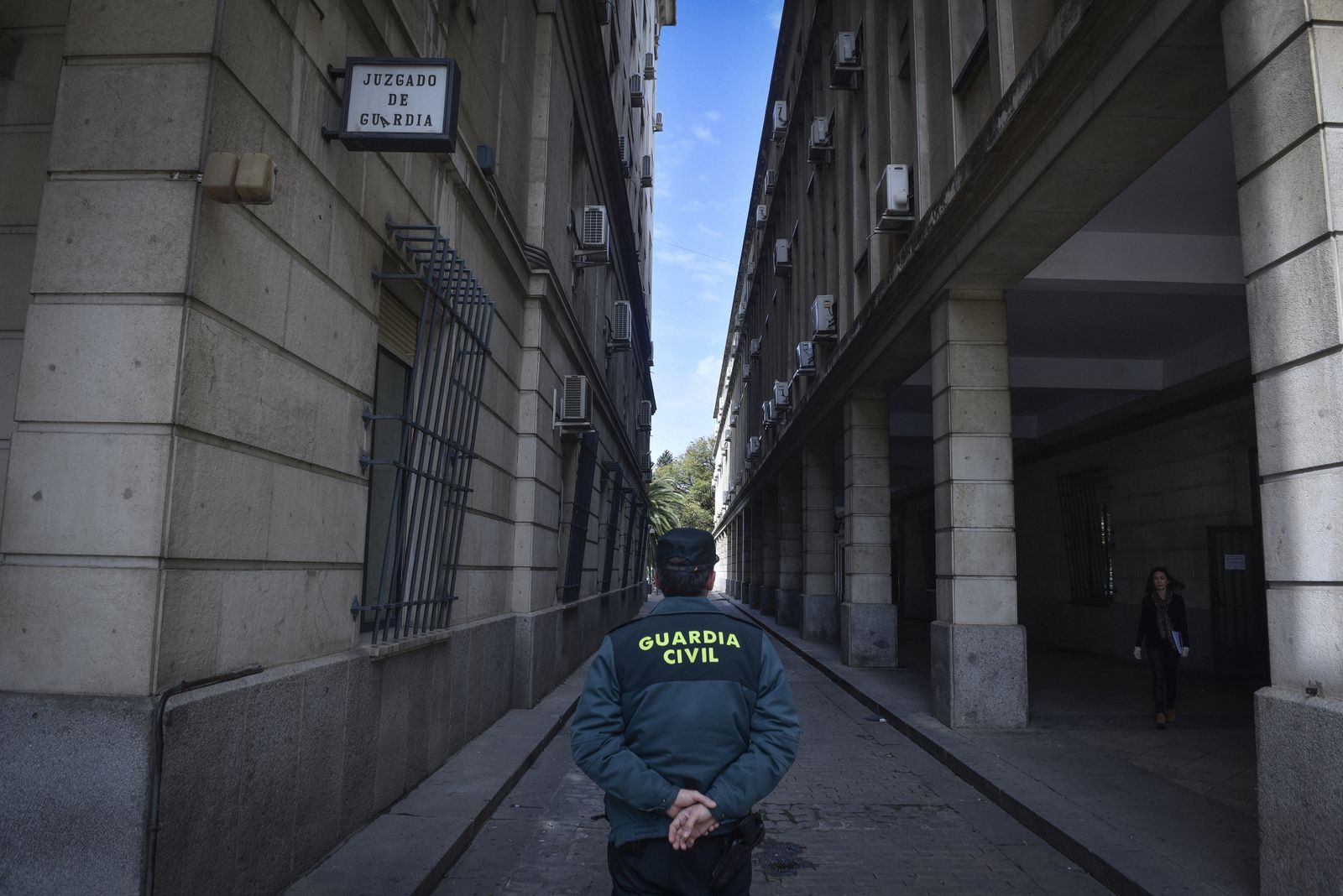 La resistencia en el juzgado de guardia: abogados, policía y guardia civil en el Prado de San Sebastián