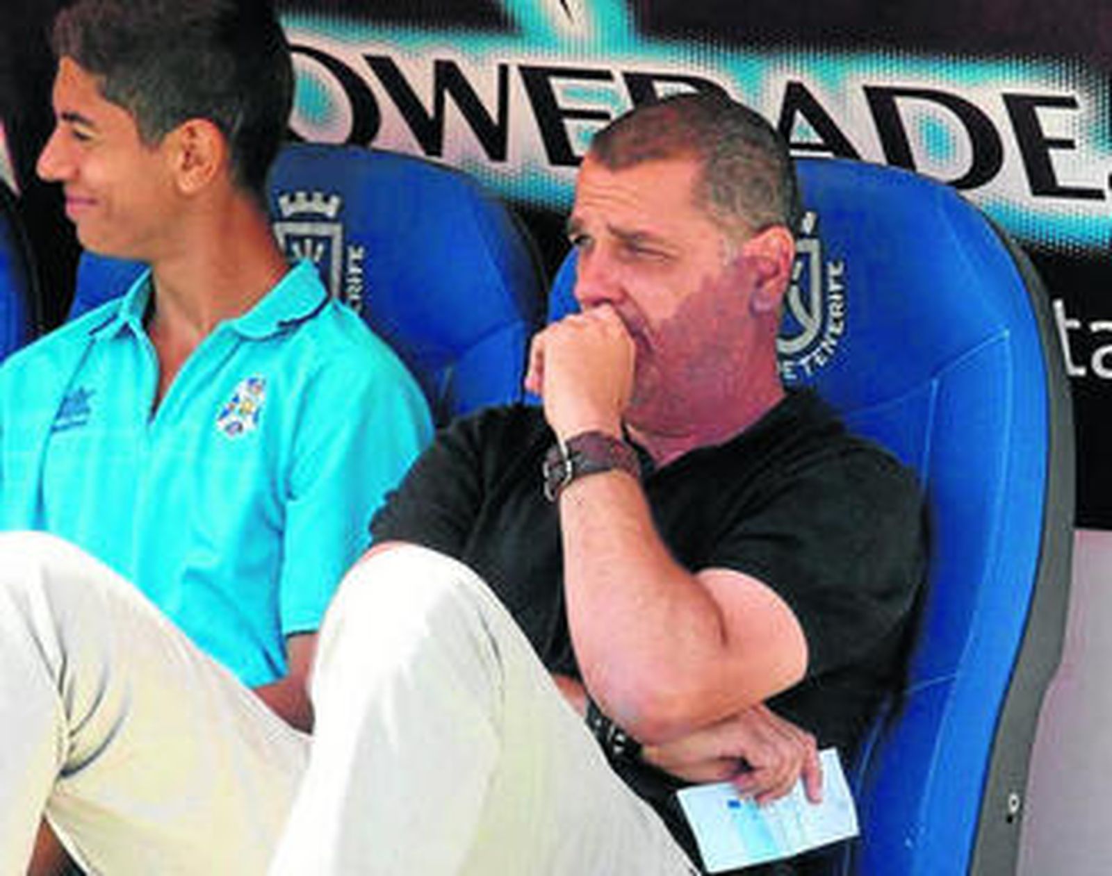 Quique Medina, sentado en el banquillo del Heliodoro.