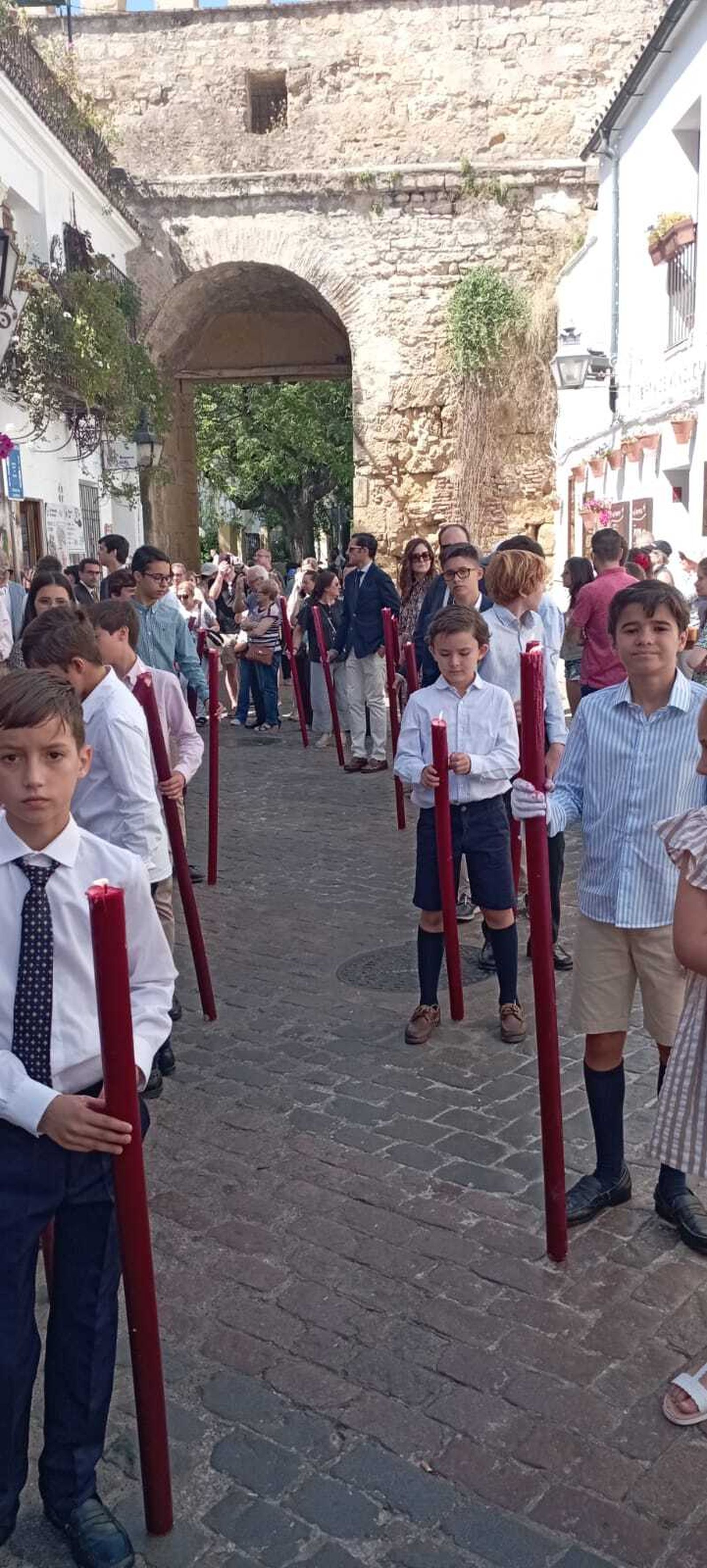 Alcorce pasea por la Judería de Córdoba la tradicional Cruz de Mayo, en imágenes