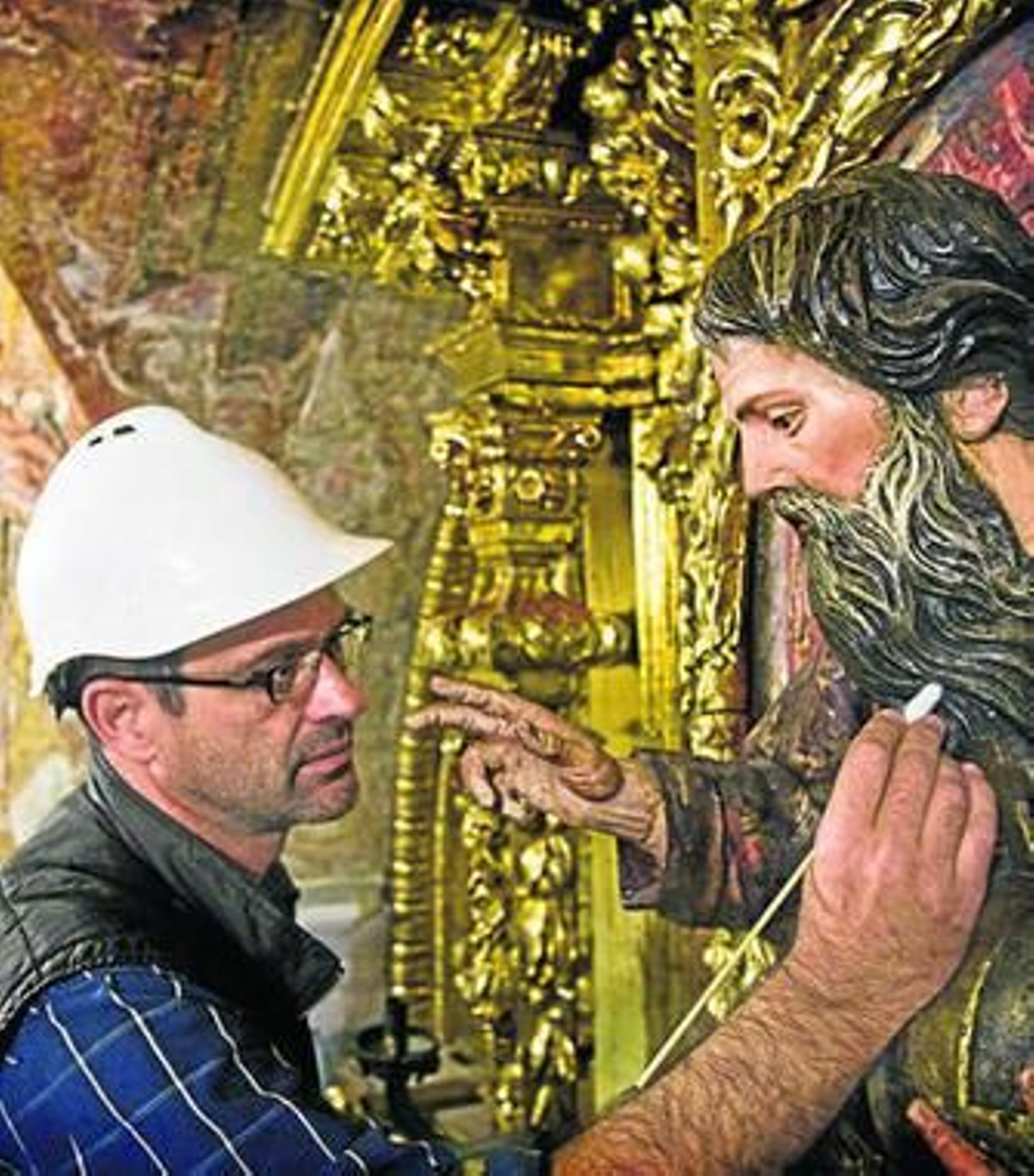 Un restaurador, actuando sobre una imagen en la intervención integral del Oratorio.