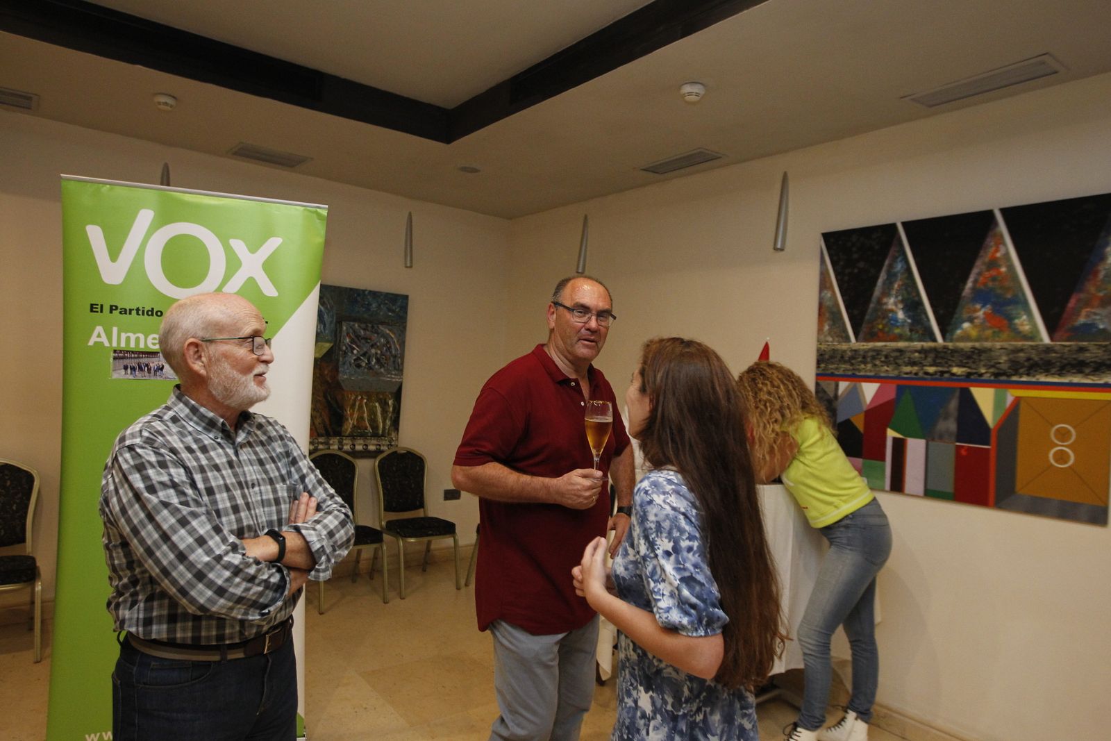 Fotogalería noche electoral municipal sede VOX.  Almería
