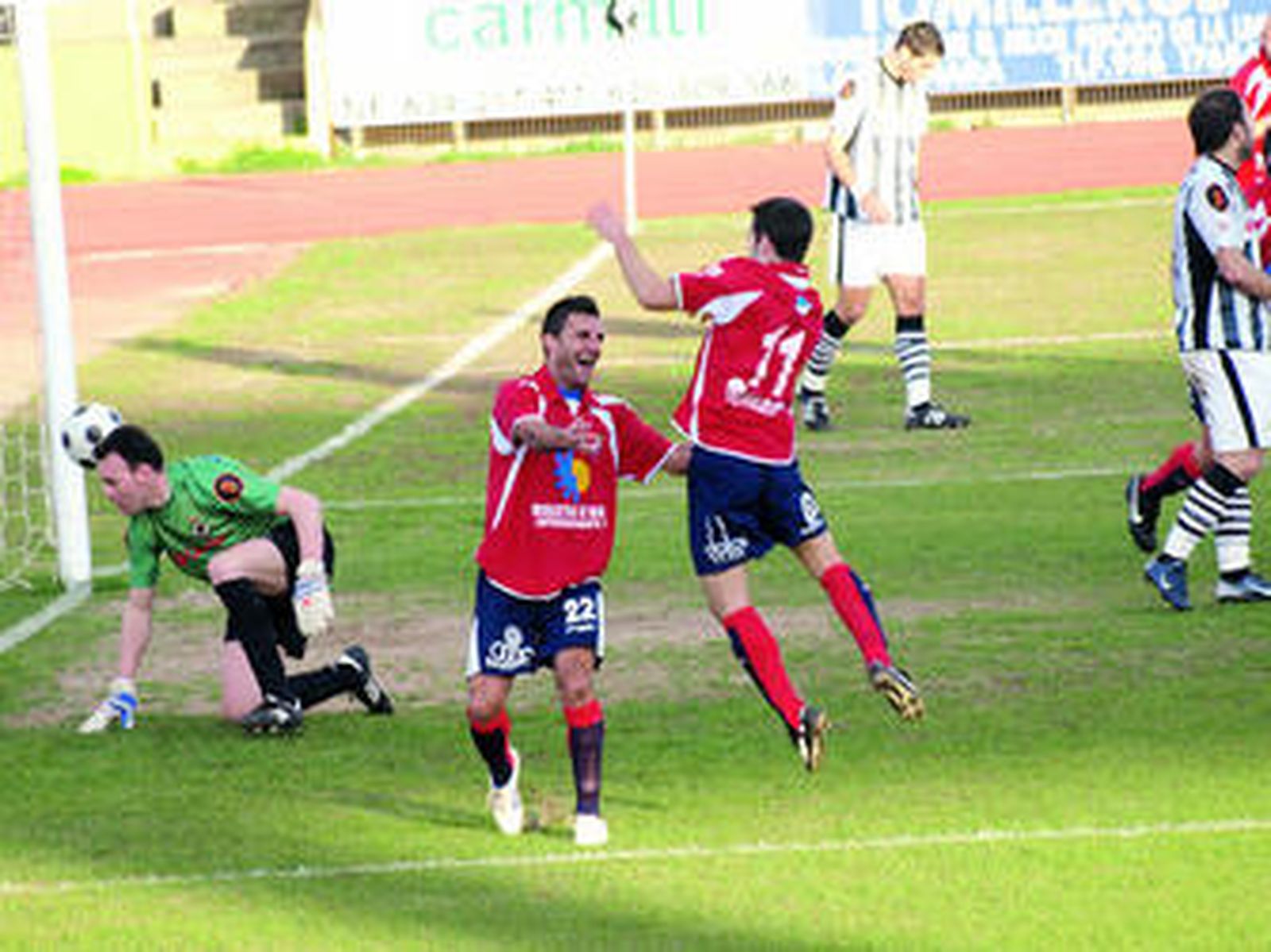 Javicho se lanza a los brazos de Jorge Pérez tras el tanto del definitivo empate.