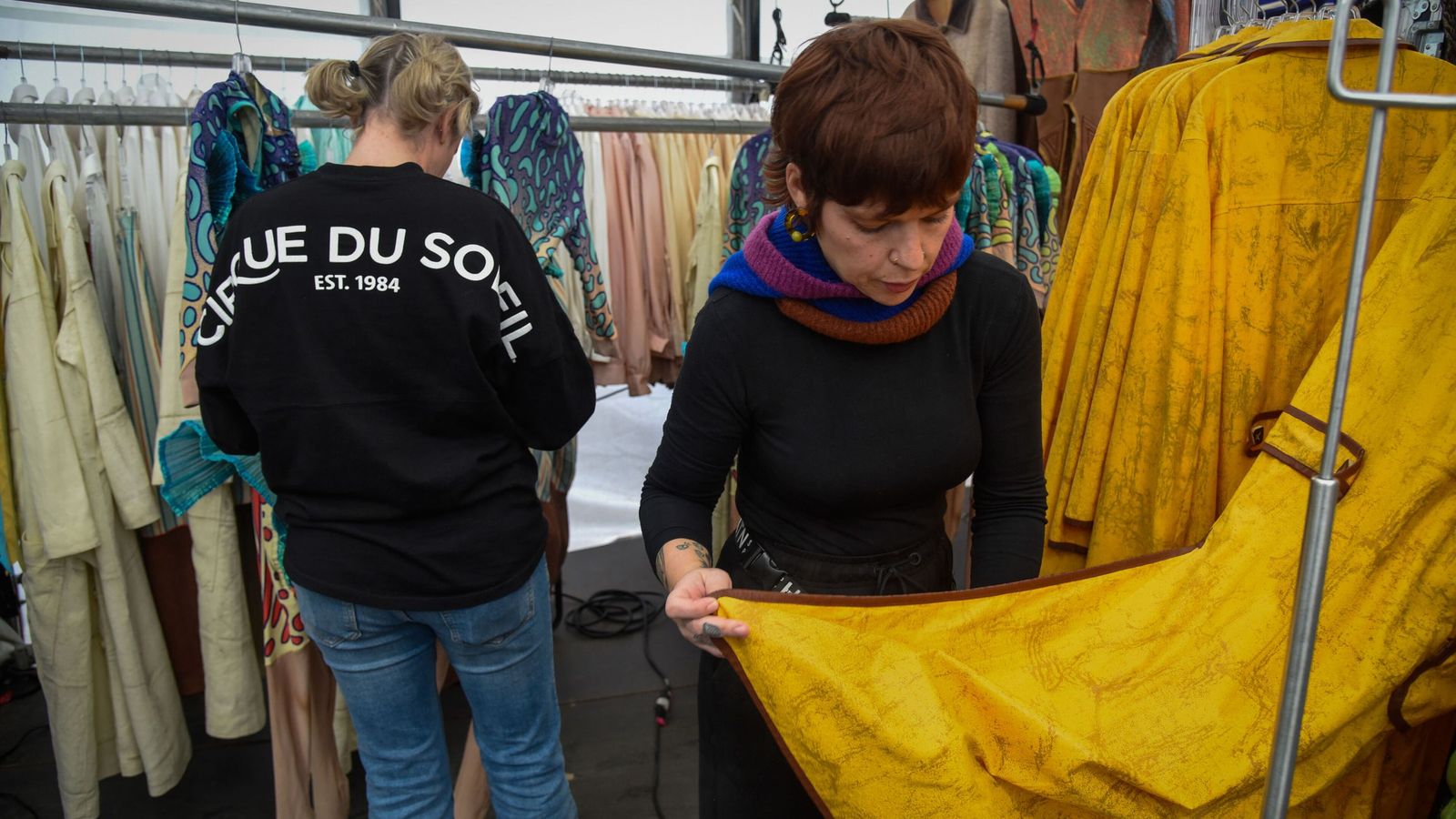 El equipo de vestuario revisa el acabado de las prendas.