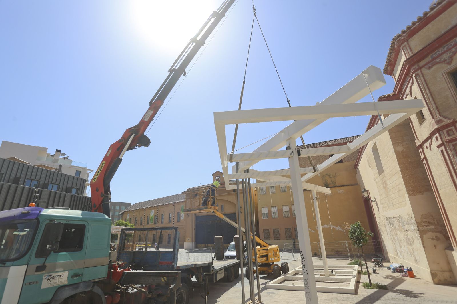 La retirada de la polémica pérgola de Santo Domingo, en fotos