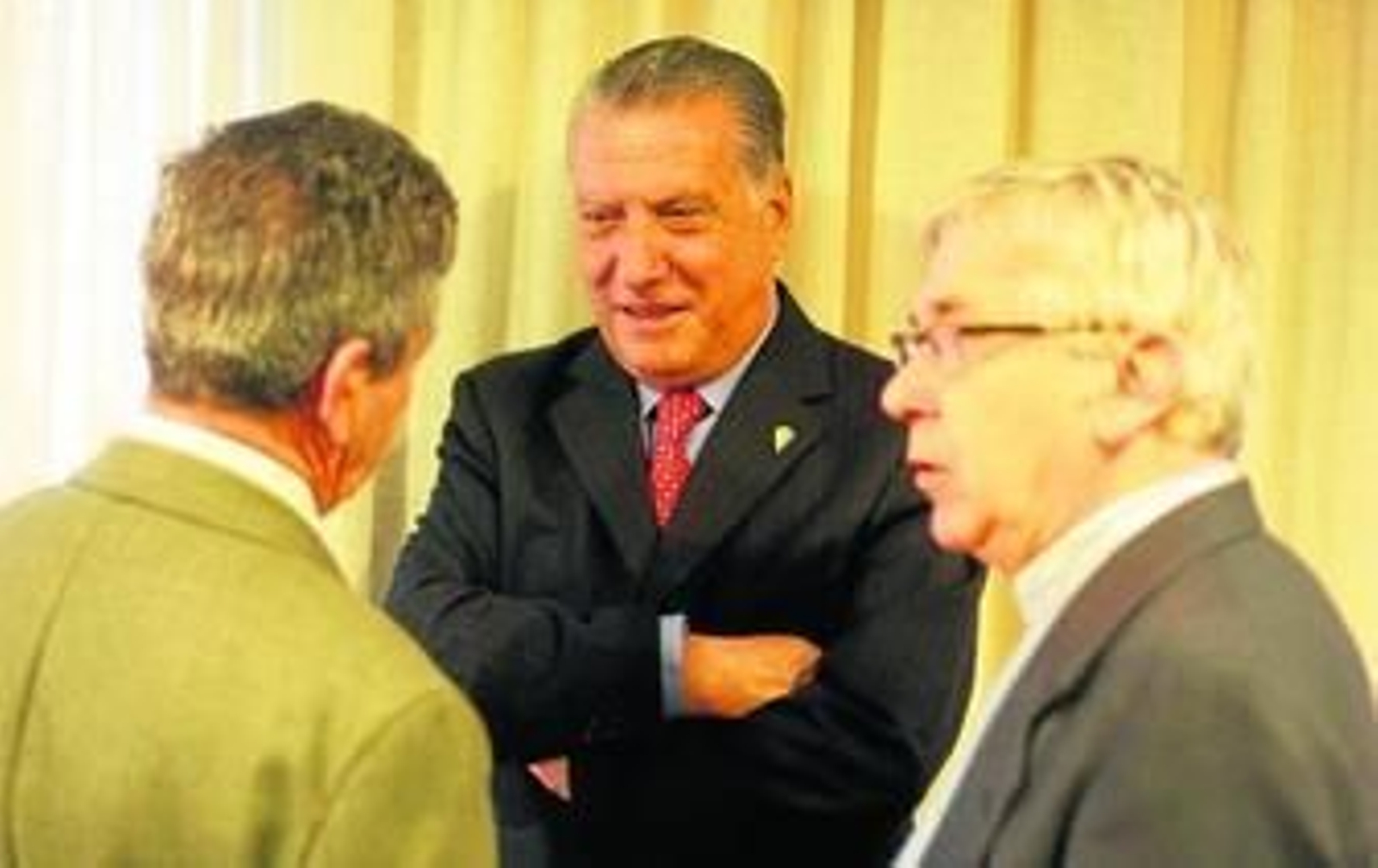 Juan José Pina (c), Enrique Huguet (de espaldas) y Antonio Muñoz conversan en una imagen en la que aparecen los últimos presidentes.