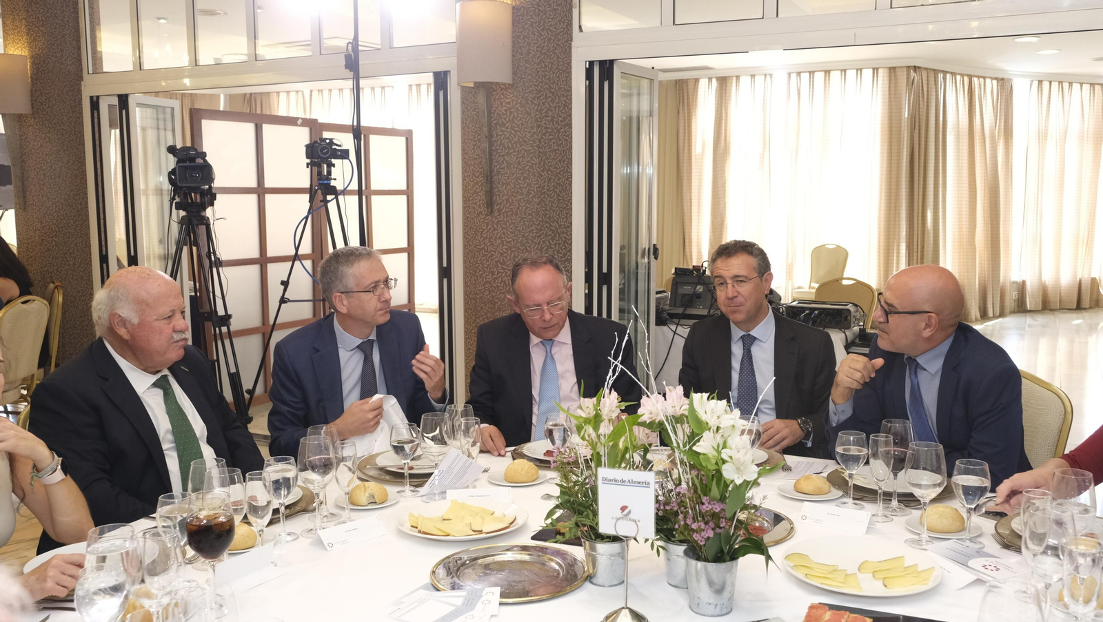 Imágenes del Foro Joly en Almería, con el Gobernador del Banco de España, Pablo Hernández de Cos